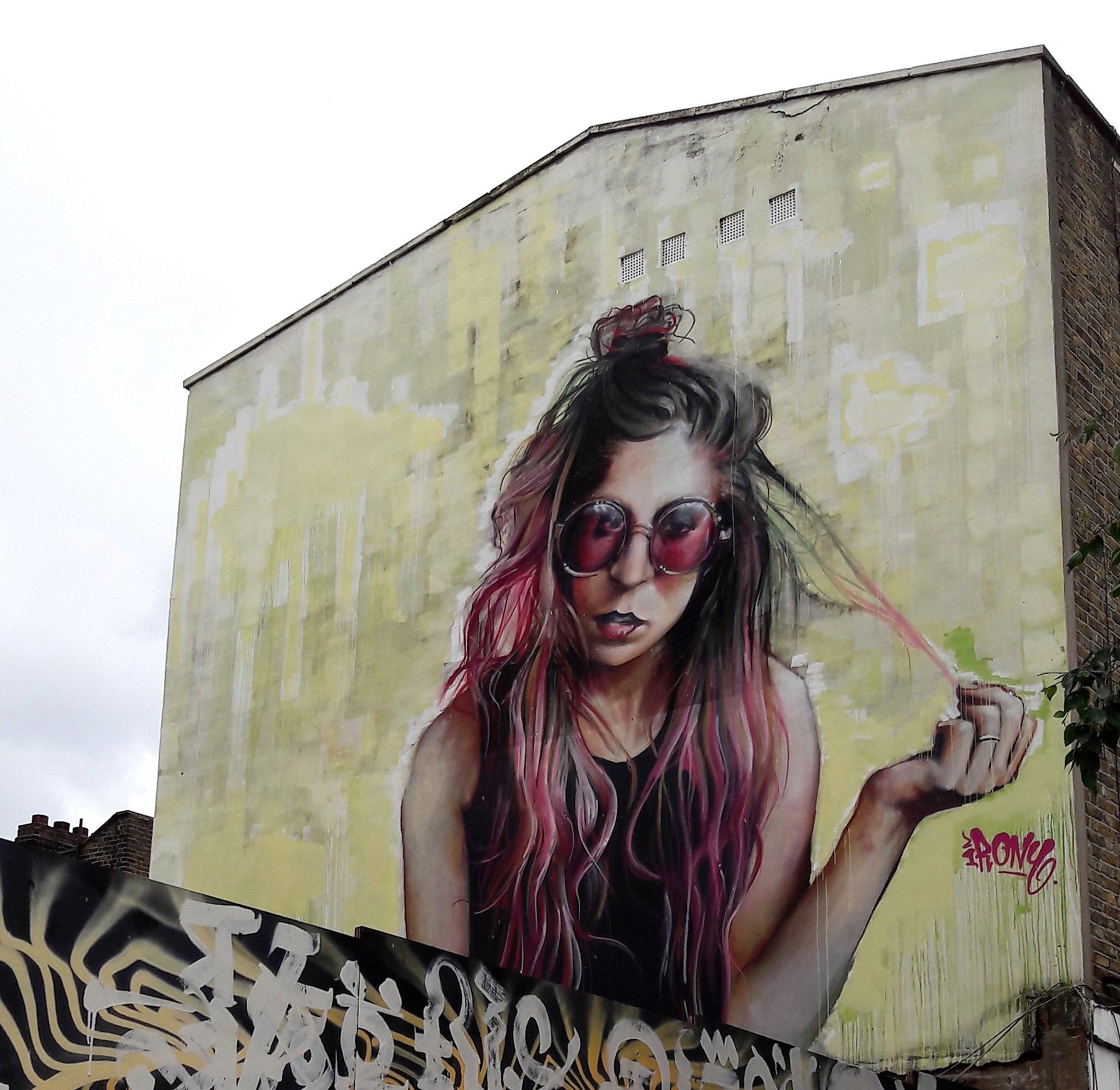 La femme aux lunettes roses sur le pignon — Street art de IRONY à London