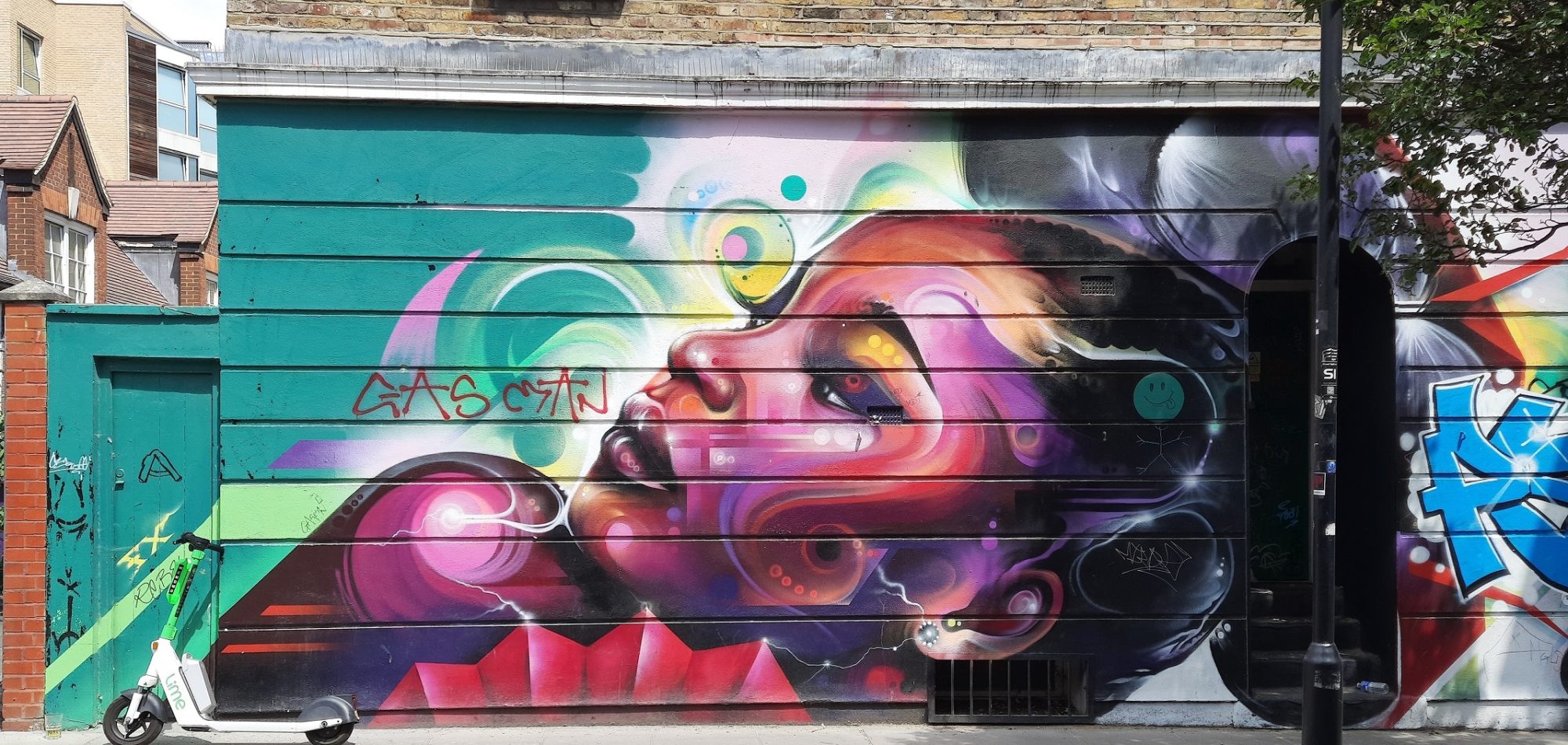 Le visage renversé sur le rideau de fer — Street art à London
