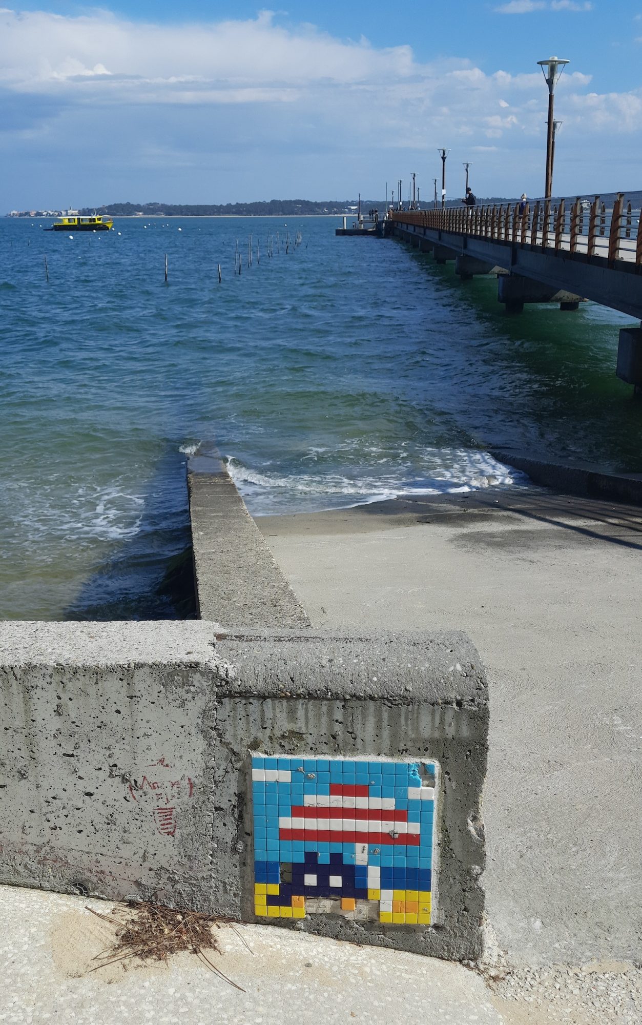 CAPF_05, Invader de la jetée du Cap Ferret — Street art de Invader à Lège-Cap-Ferret