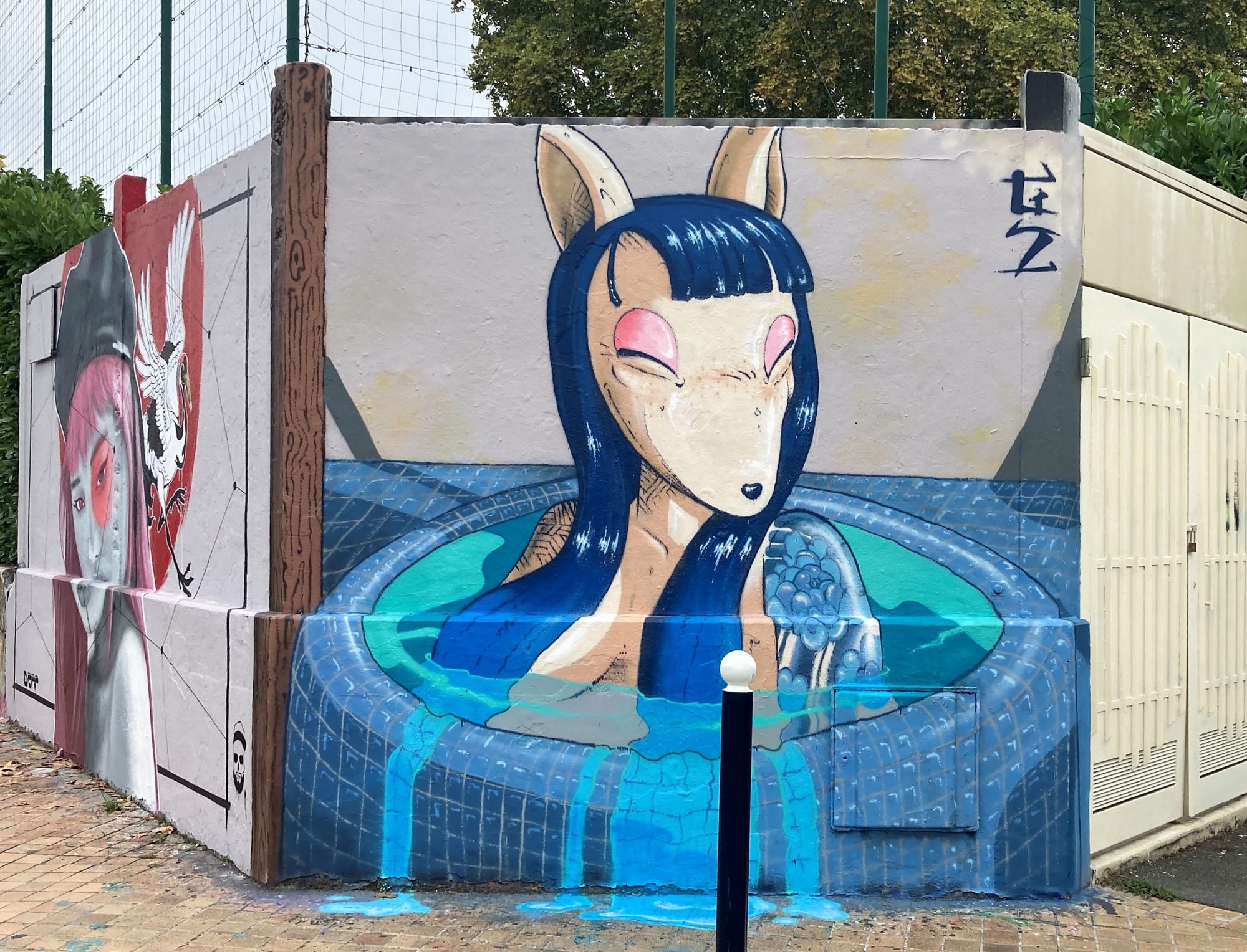 GZ - Créature aux cheveux bleus dans la piscine — Street art de GZ à Bordeaux