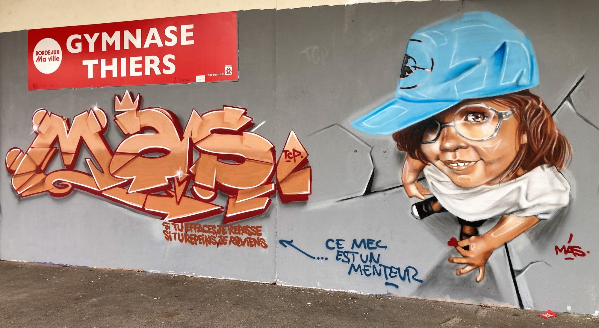 Tag MAS et personnage caricatural — Street art de MAS à Bordeaux