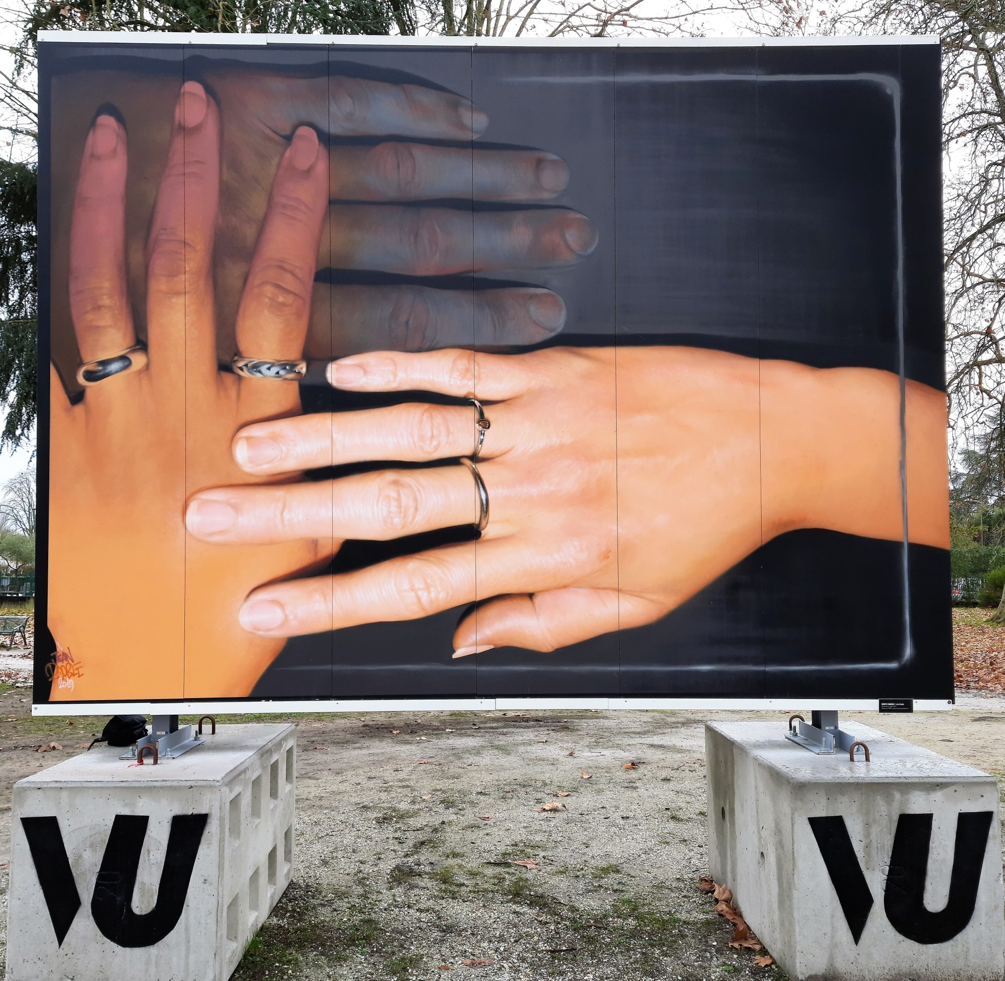 Crossed hands, unity of peoples by Jean Rooble — Street art by Jean Rooble in Pessac