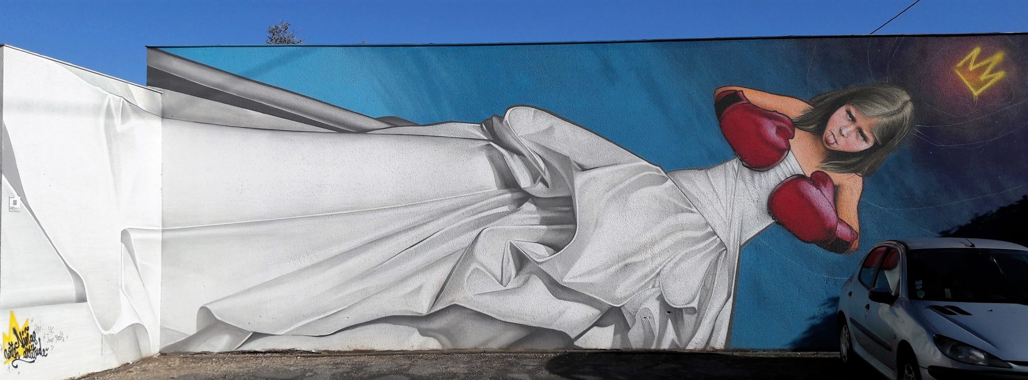 Femme combattante en robe blanche par Jean Rooble — Street art de Jean Rooble à Pessac