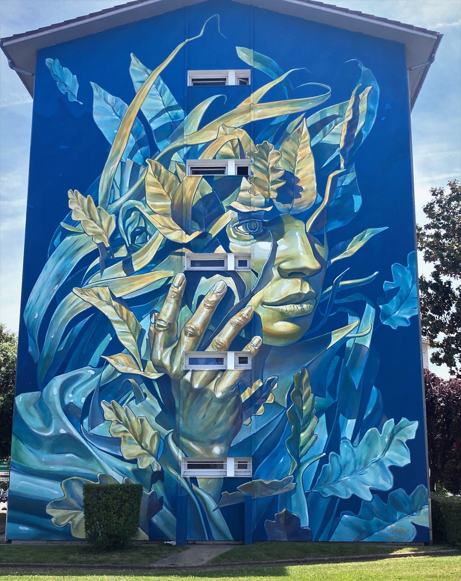 Visage doré et feuillage par Ratur — Street art de Ratur à Saint-Paul-lès-Dax