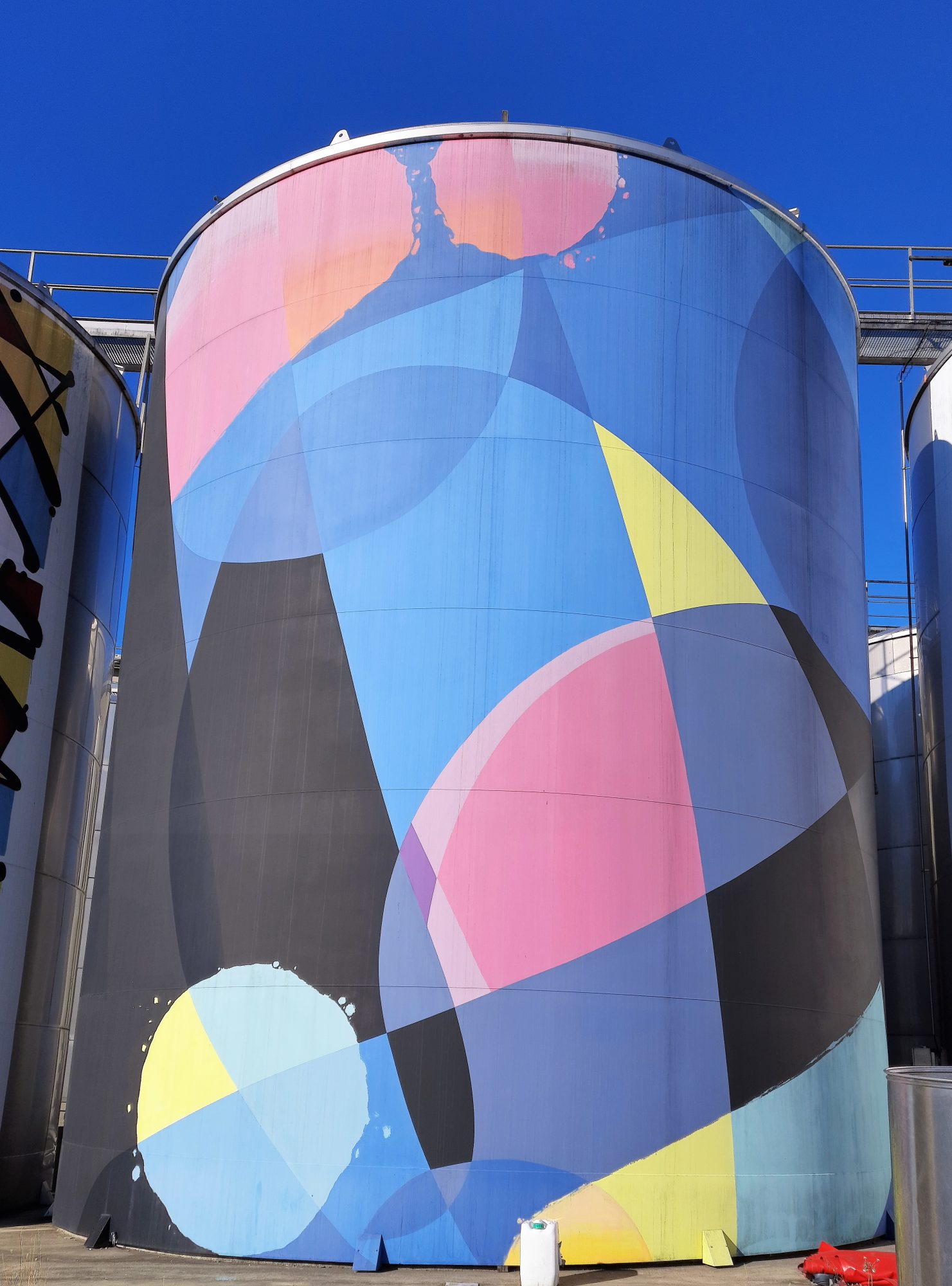 Abstraction géométrique sur cuve par Zest — Street art de Zest (Franck Noto) à Puilacher