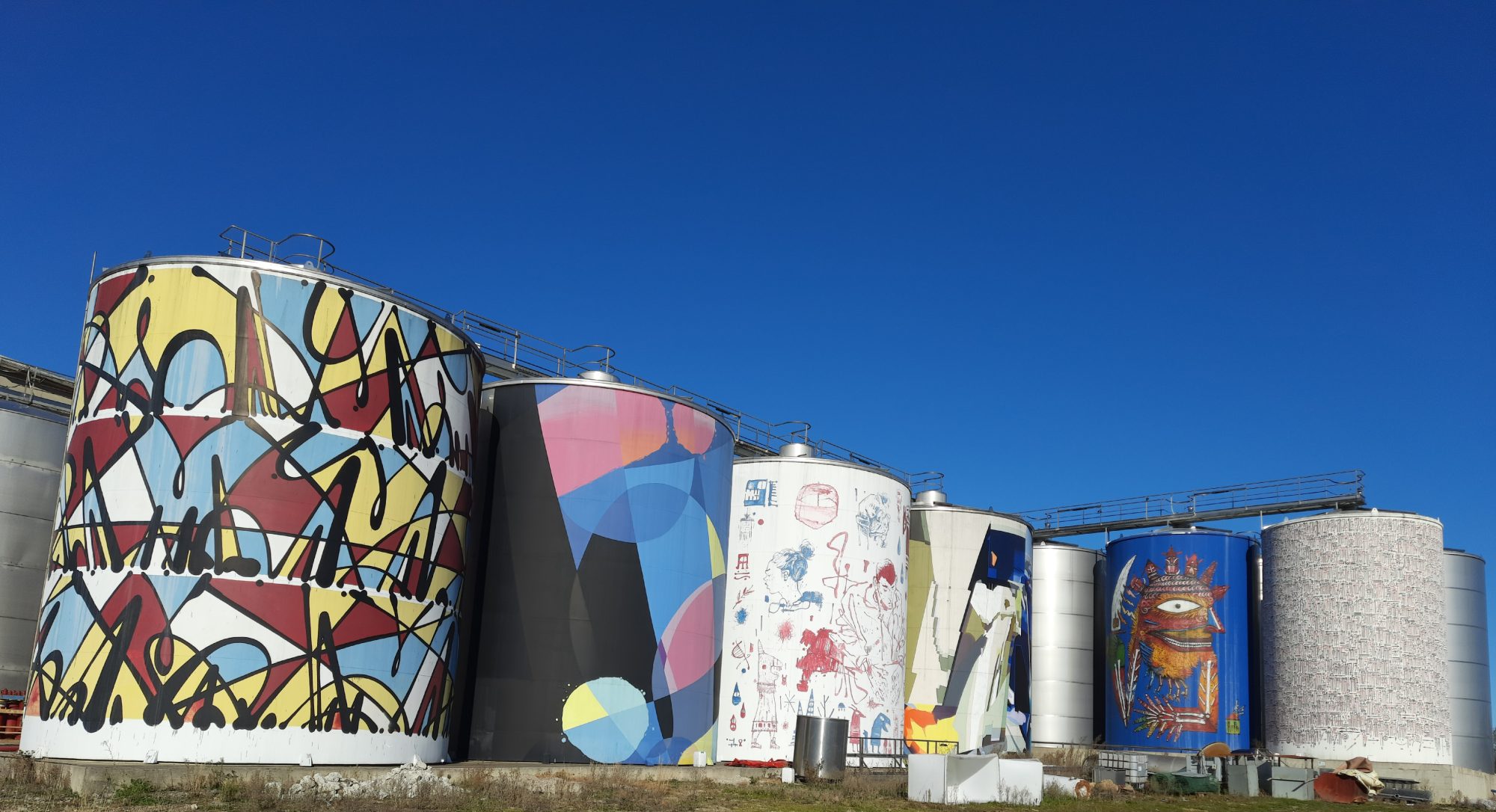 Abstraction géométrique sur cuve par Zest — Street art de Zest (Franck Noto) à Puilacher