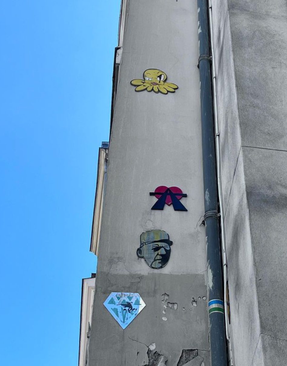 Four pieces on a narrow gable — Street art by A2, Le Diamantaire, Gzup in Paris