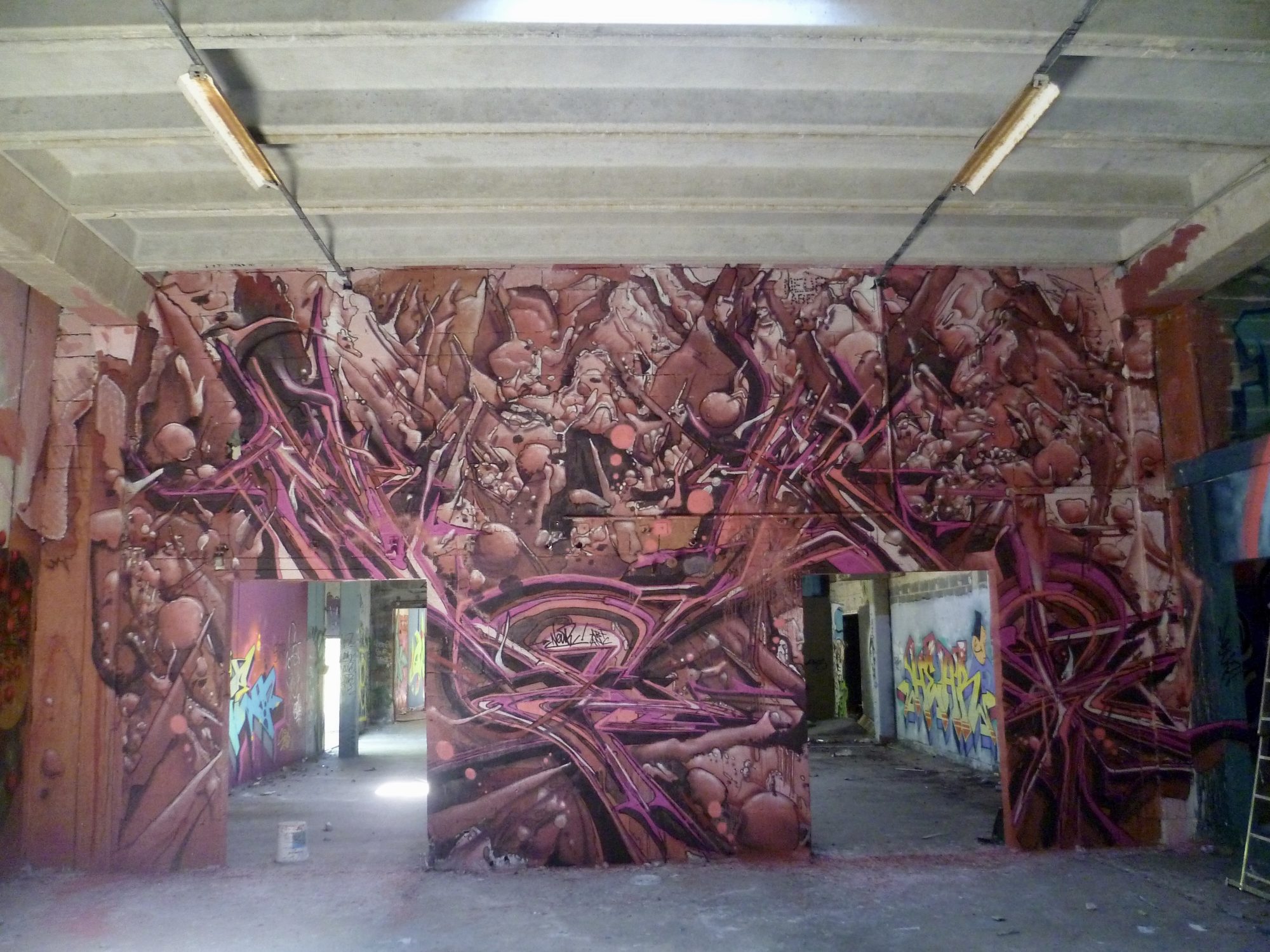 Cavernes roses du bâtiment abandonné — Street art à Trélissac