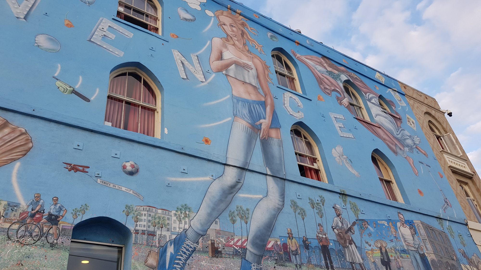 Formes bleu ciel — Street art à Los Angeles