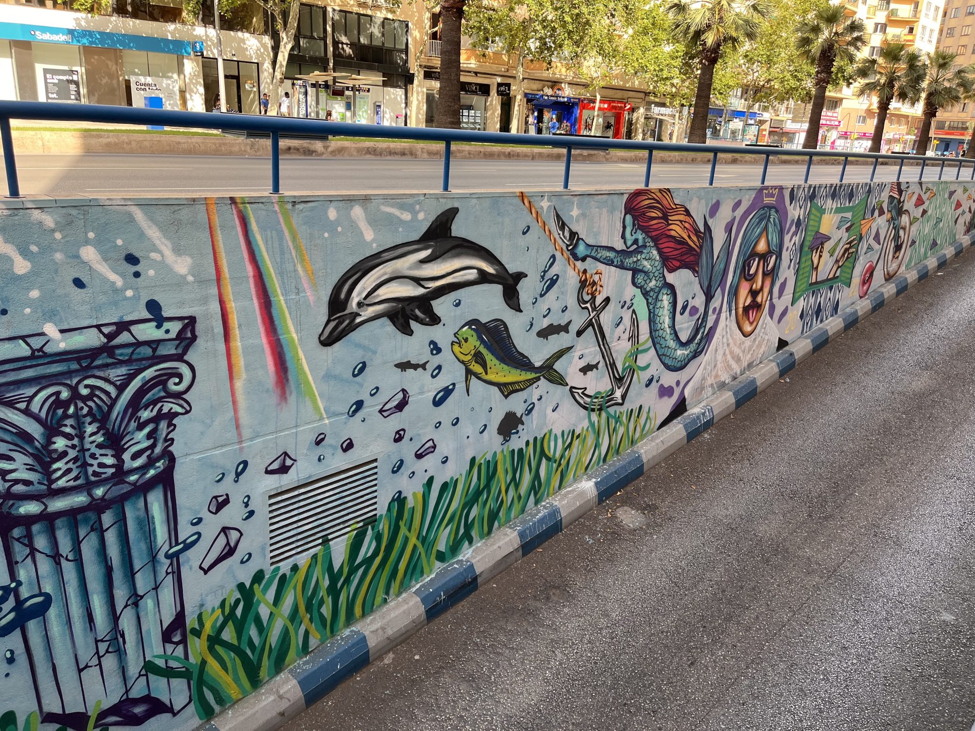 Dauphin, sirène et colonne antique — Street art à Palma