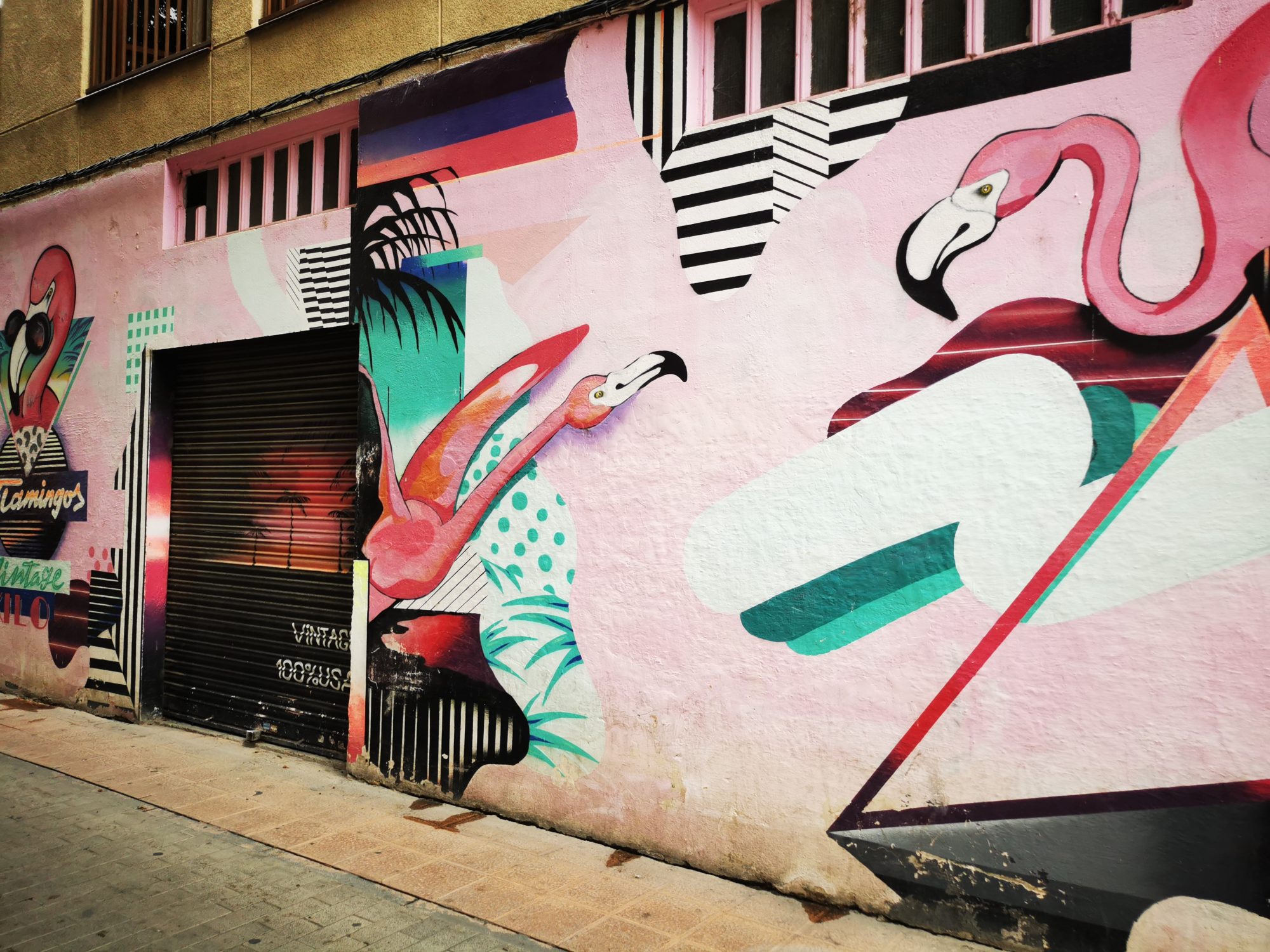 Serpent rose moderne — Street art à Zaragoza