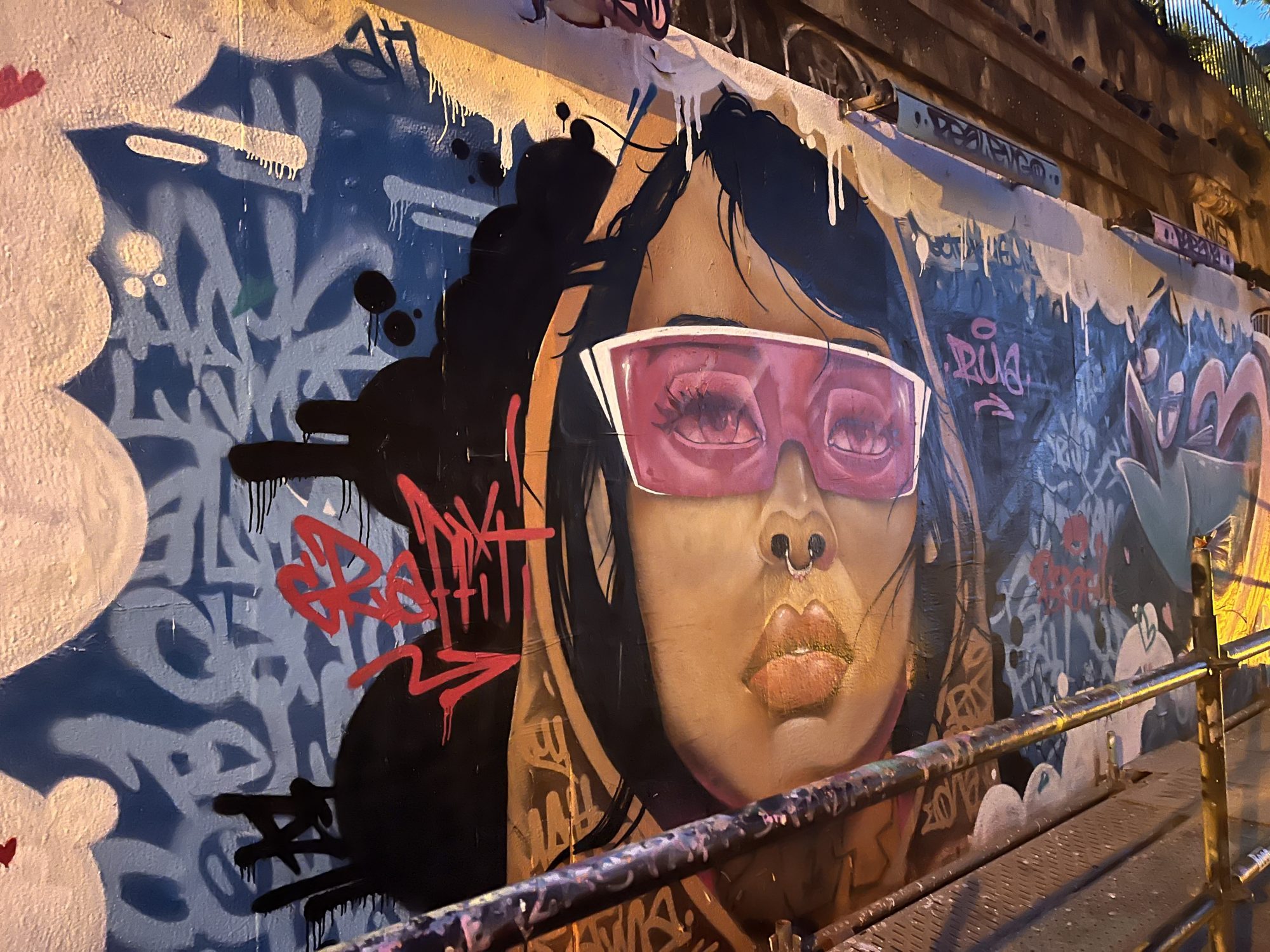 Portrait féminin aux lunettes roses — Street art à Lisboa