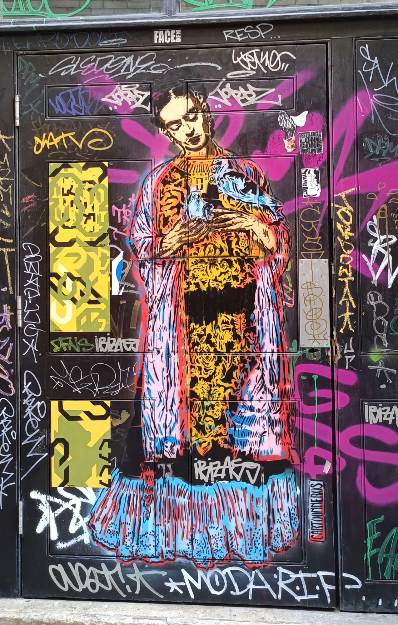 Personnage féminin chaotique rose magenta — Street art à London
