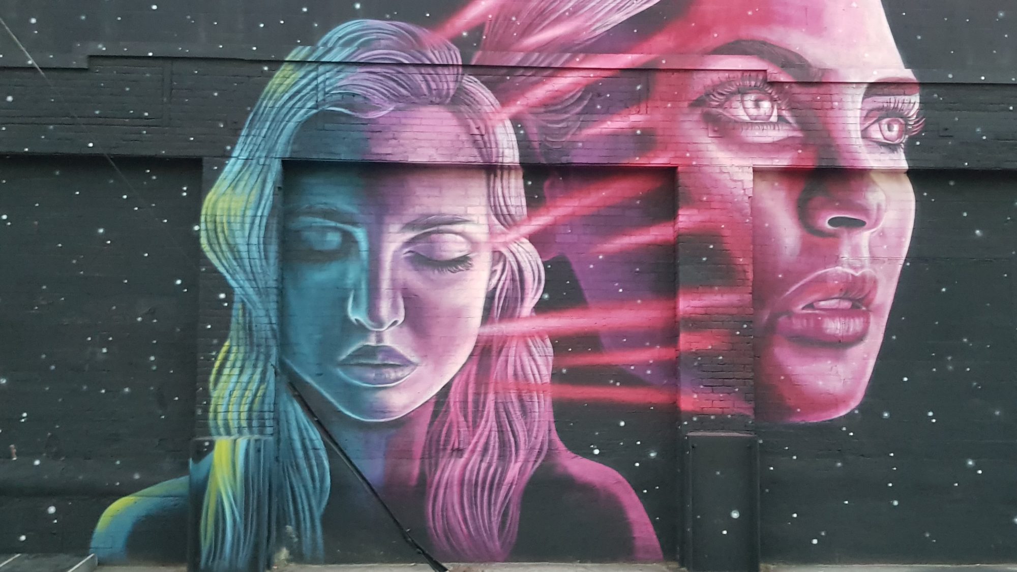 Duo de femmes cosmiques à Los Angeles — Street art de Carly Ealey à Los Angeles