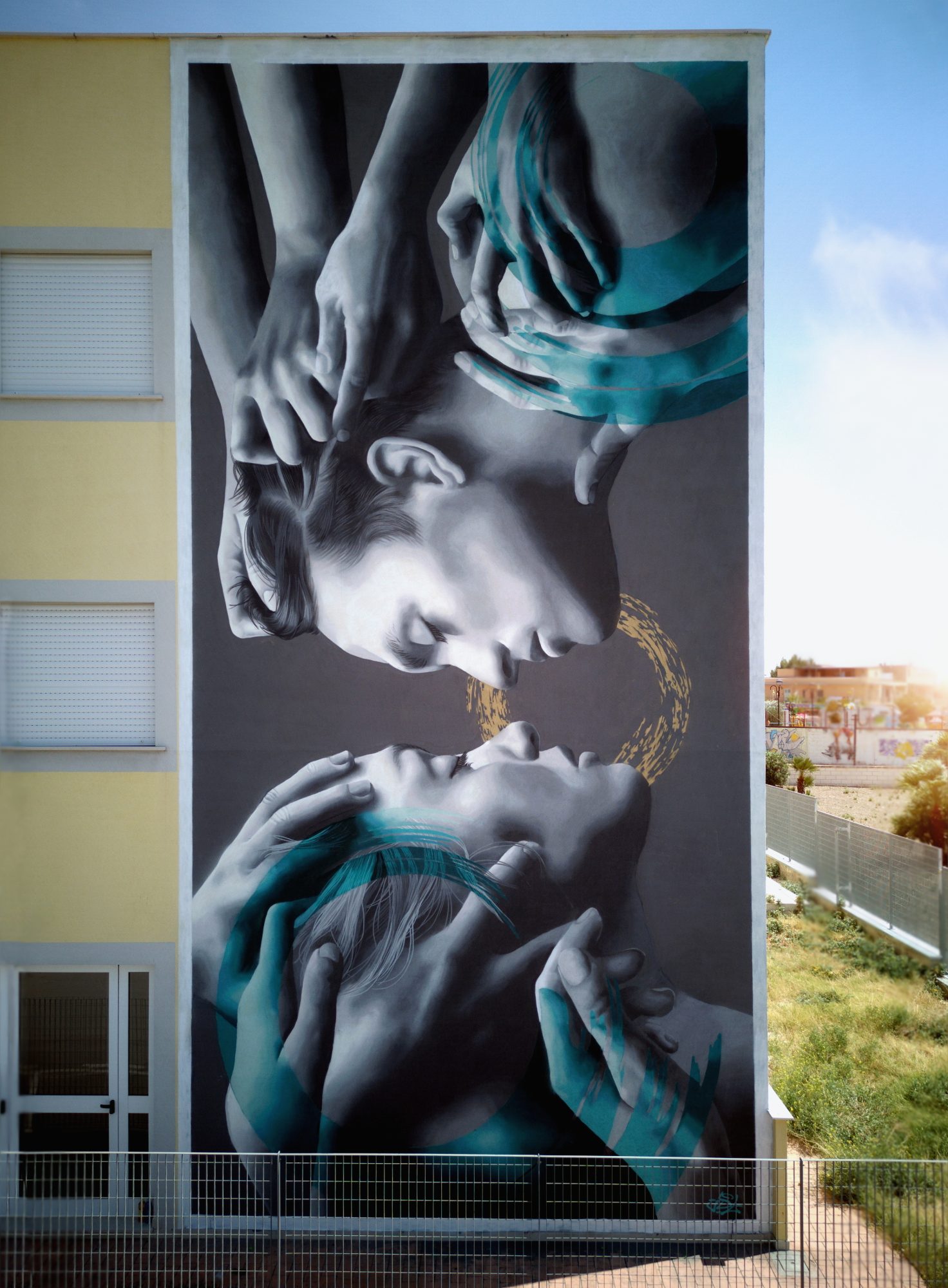 Baiser entouré de mains à Stornara — Street art de Judith de Leeuw à Stornara