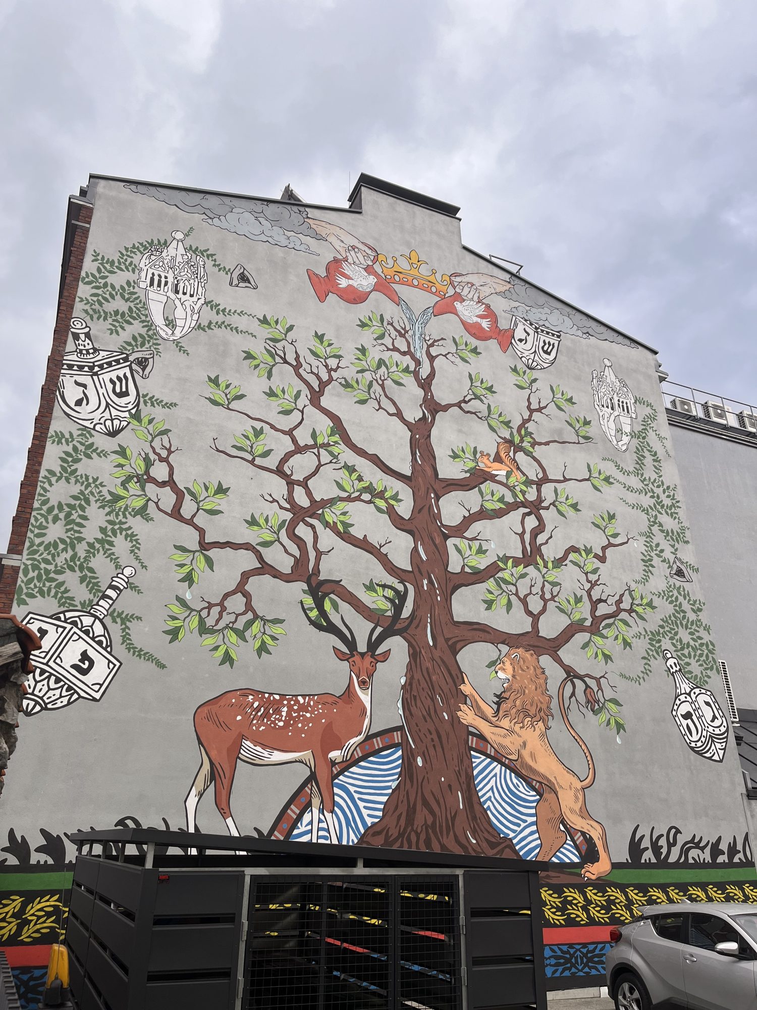 Arbre de vie avec lion et chevreuil — Street art de Przemysław Widła, Karolina Danek, Joanna Dobranowska, Piotr Jakób à Kraków