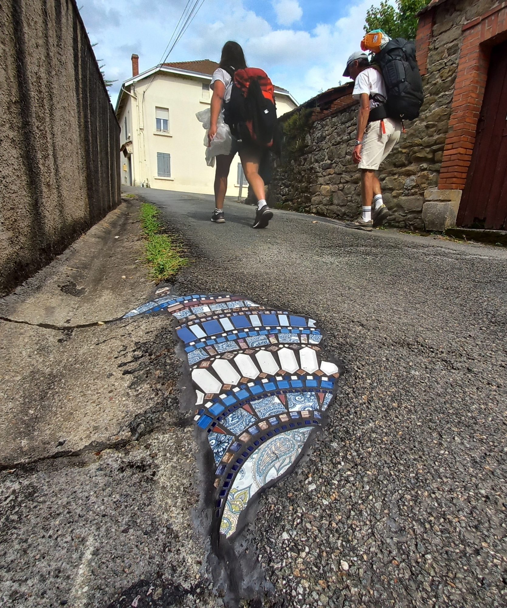 Flacking dans la chaussée — Street art de Ememem à Livinhac-le-Haut