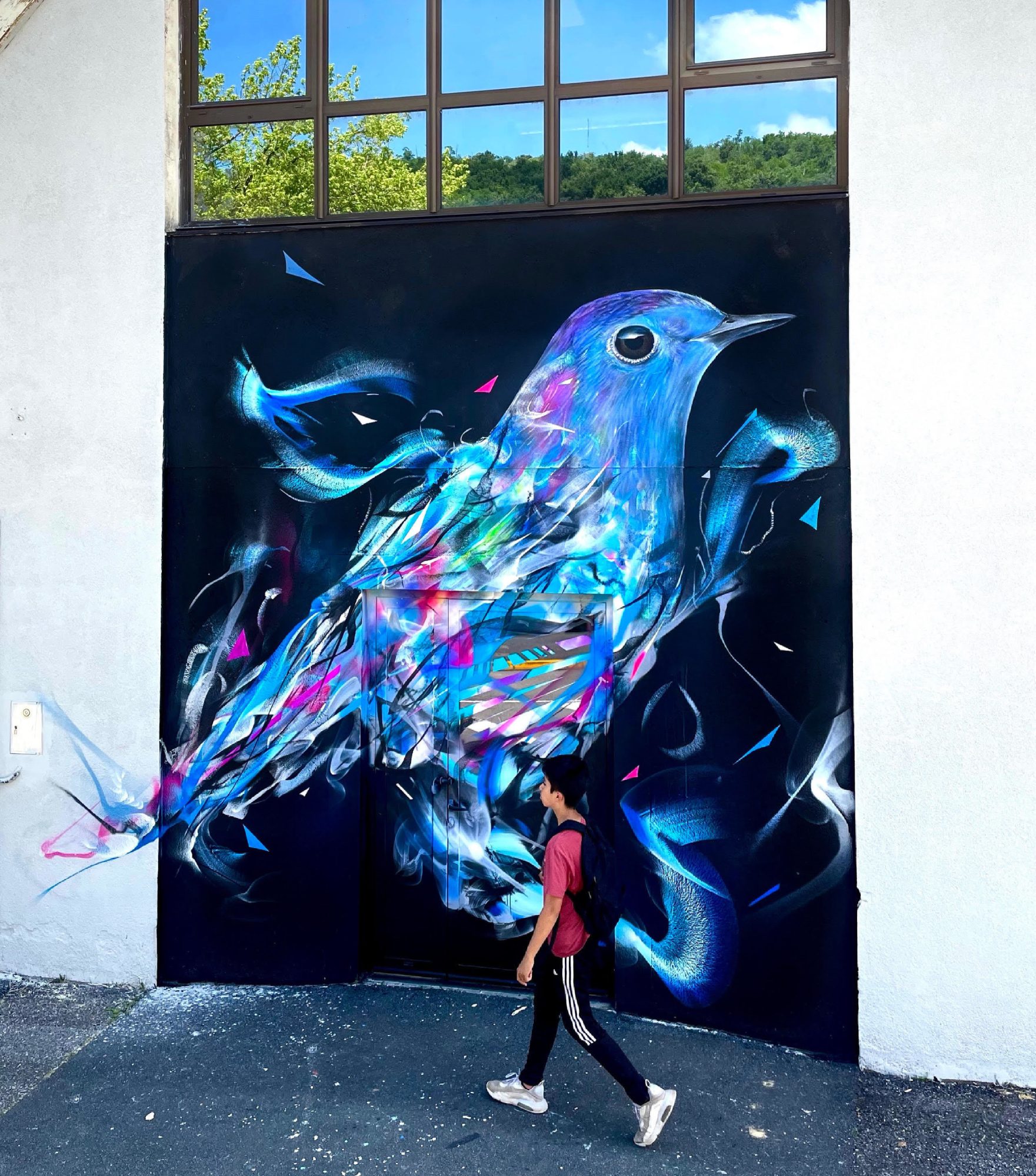 Oiseau abstrait bleu nuit — Street art de L7M à Cransac-les-Thermes