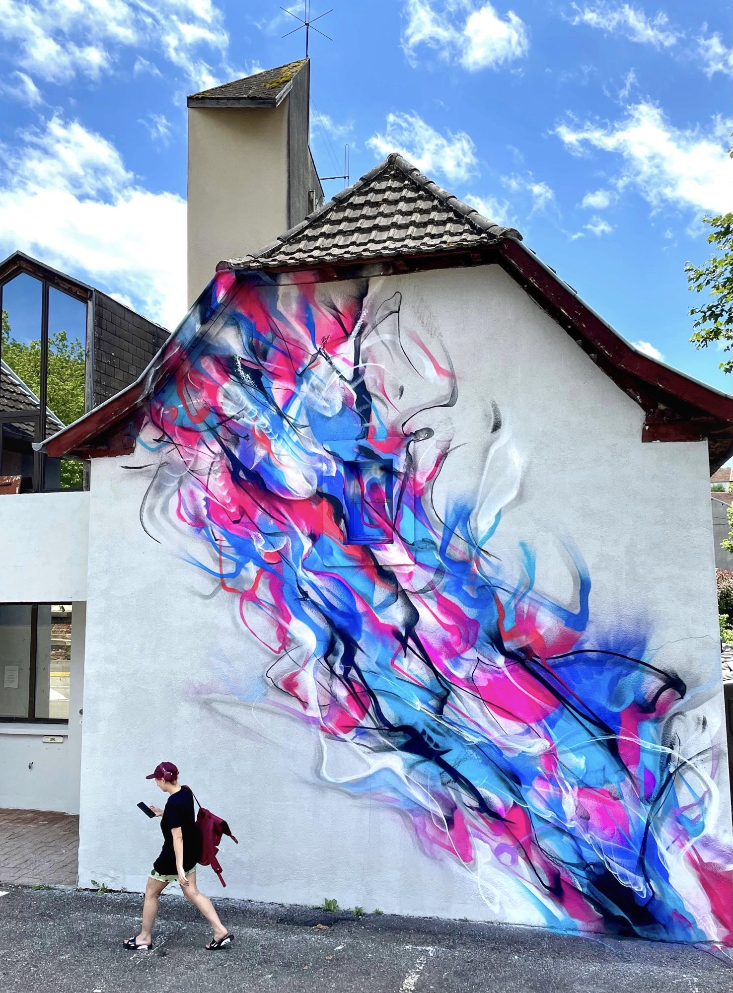 Oiseau abstrait bleu nuit — Street art de L7M à Cransac-les-Thermes