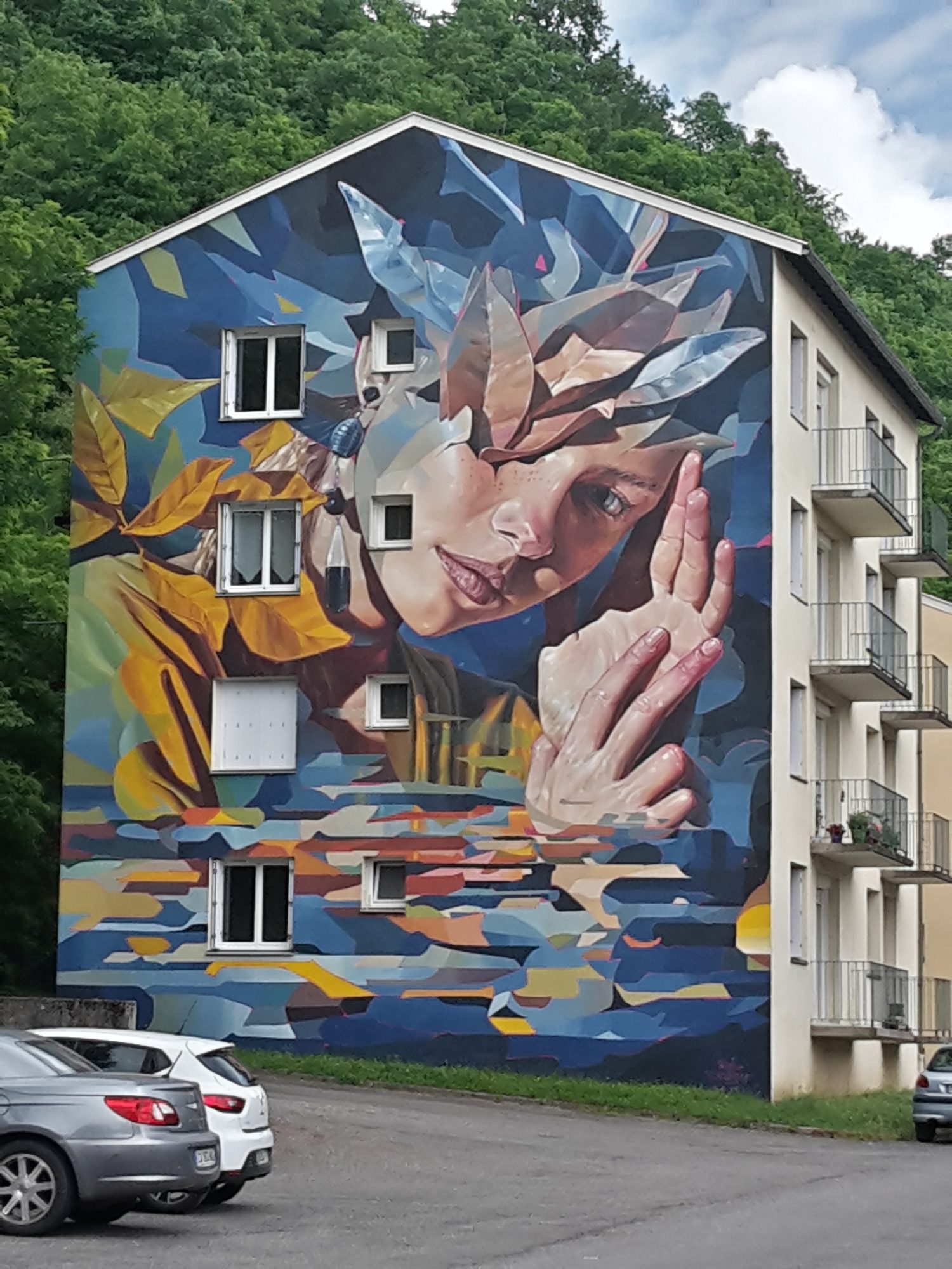 Femme aux feuilles dorées — Street art de Ratur à Cransac-les-Thermes