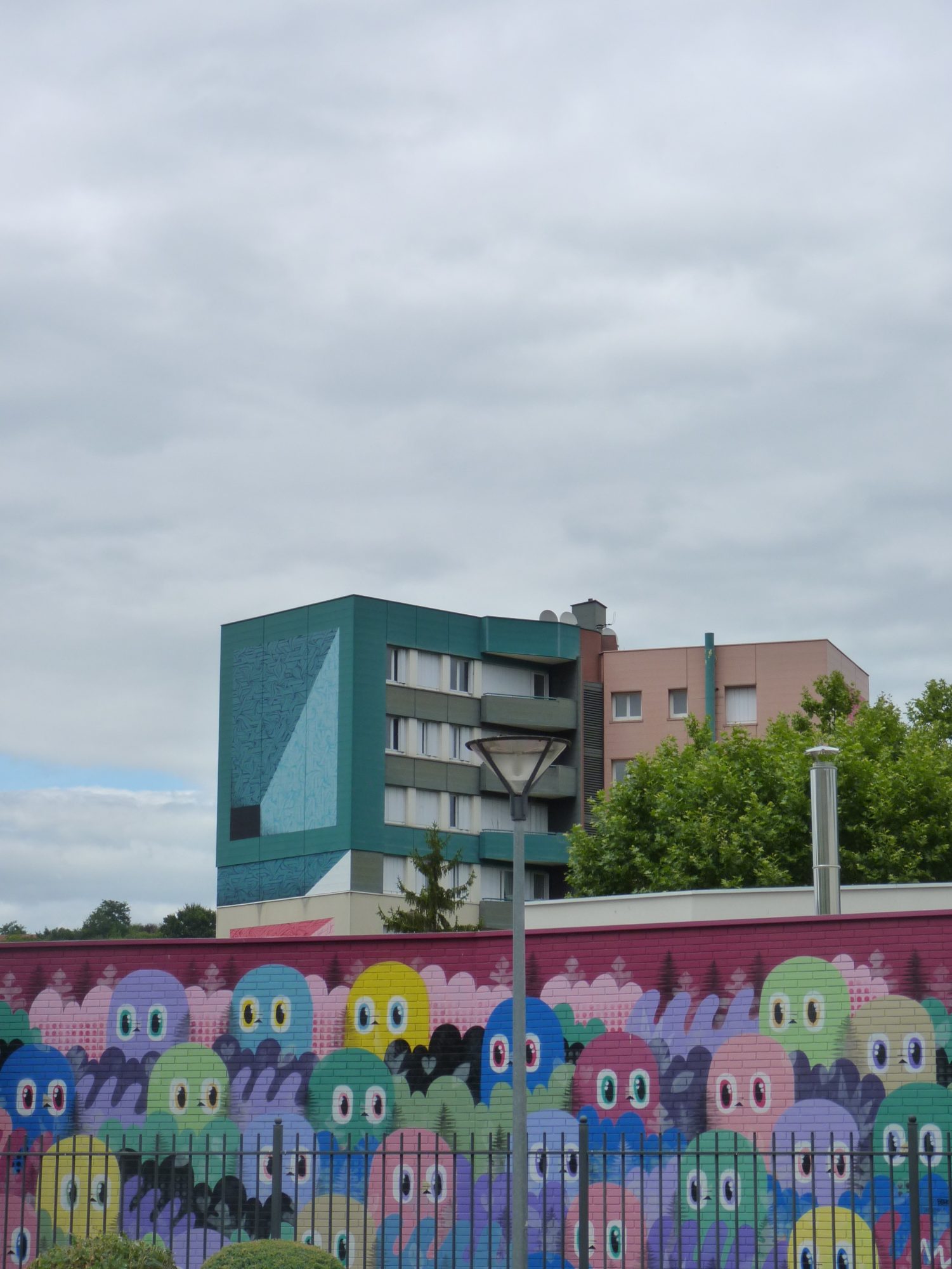 Créatures colorées en foule — Street art de Bishop Parigo à Decazeville