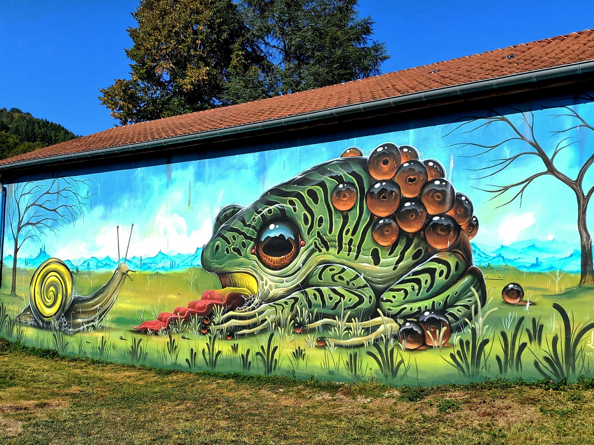 Giant Frog and Snail — Street art by Veks Van Hillik in Boisse-Penchot