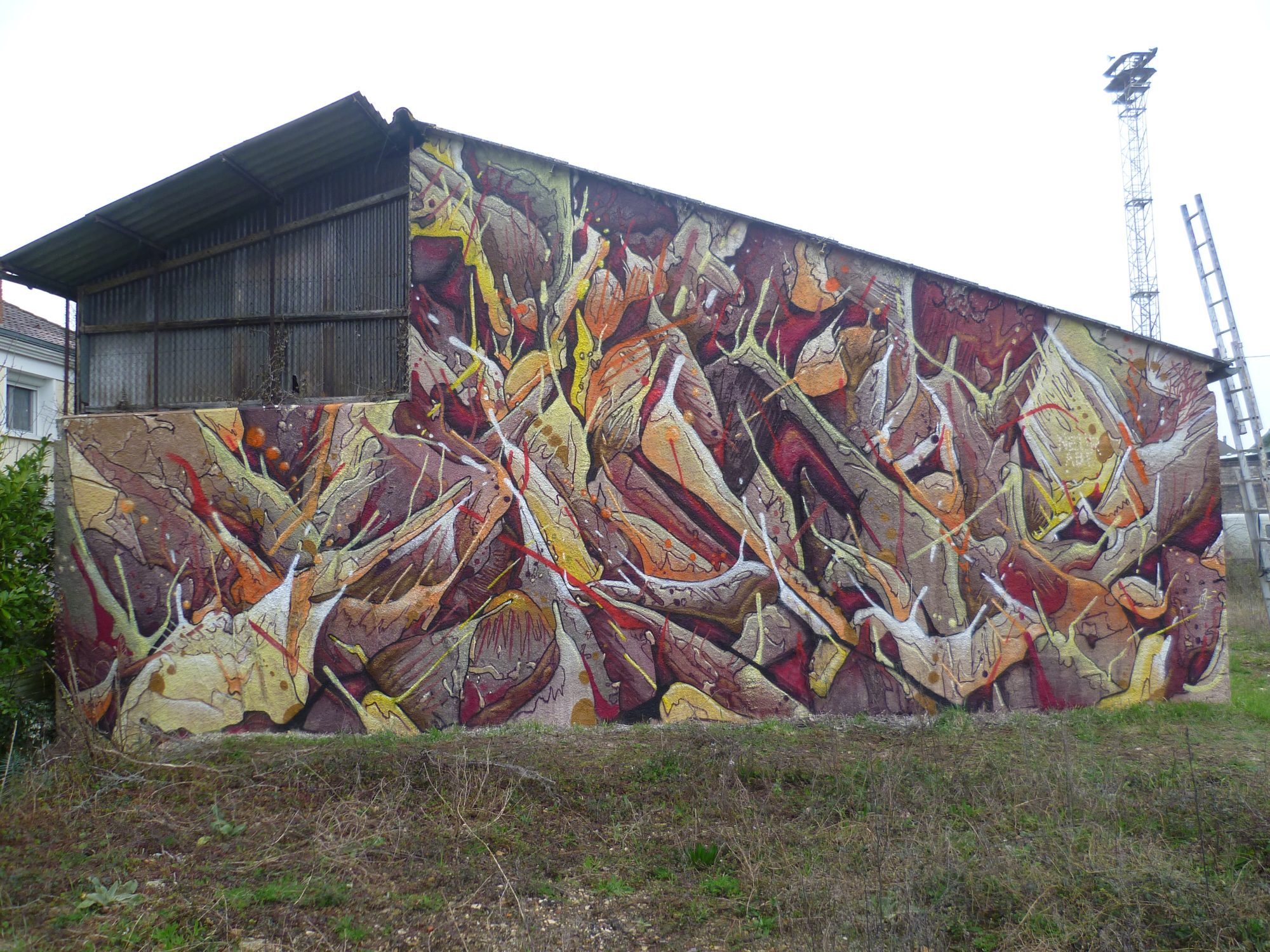 Formes déchiquetées sur un hangar — Street art à Périgueux