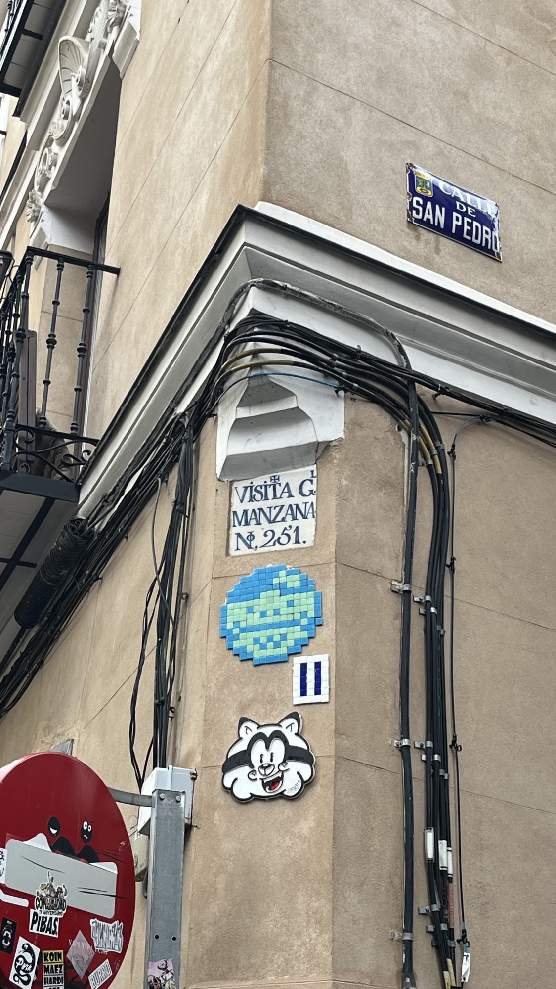 Globe pixelisé et Grosminet — Street art à Madrid