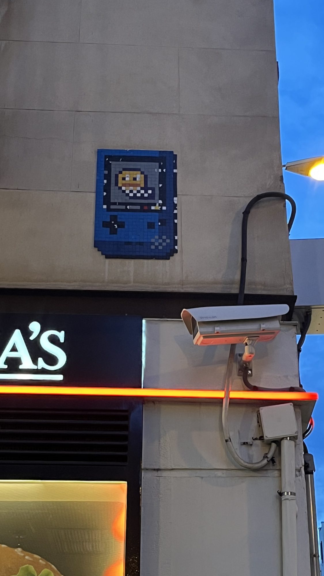 Game Boy en mosaïque bleue — Street art à Madrid