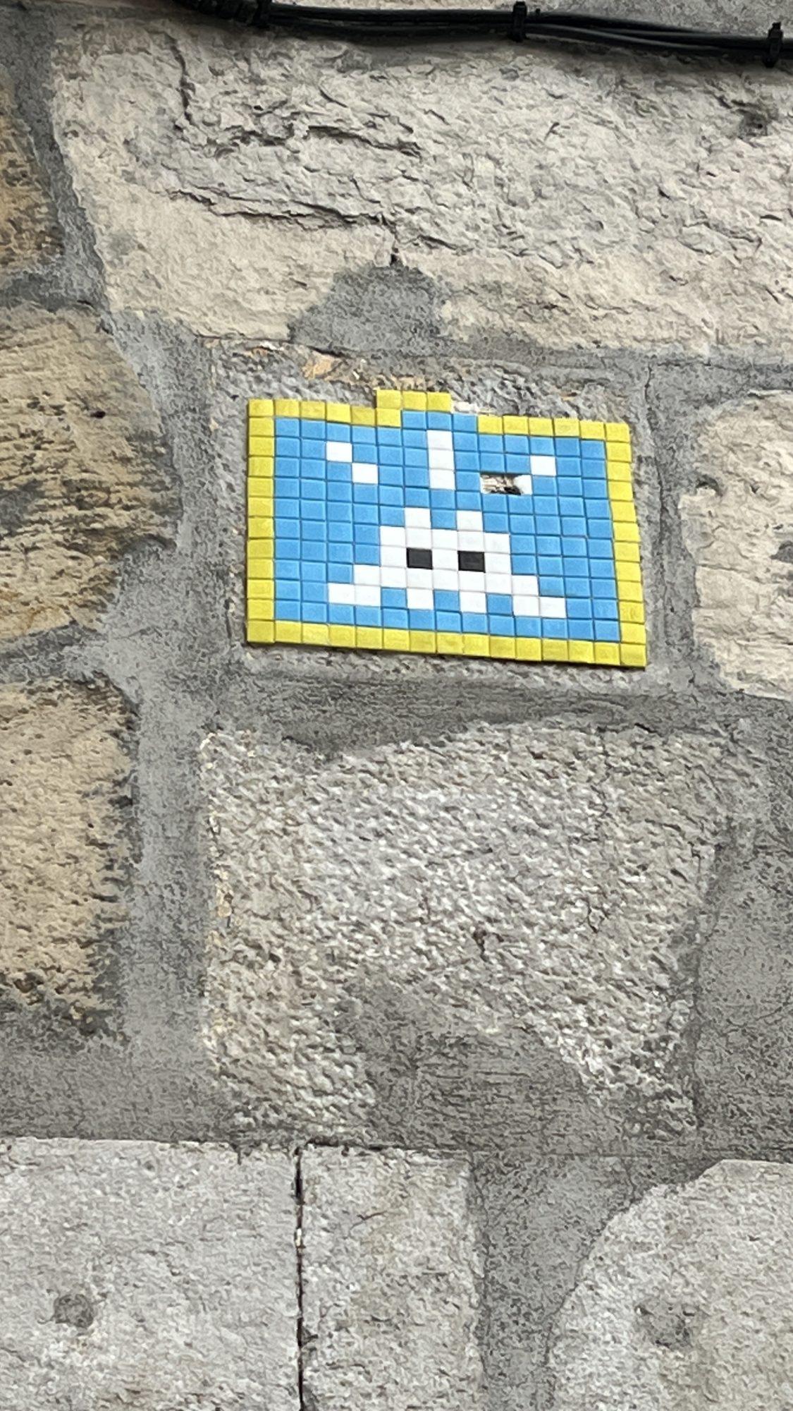 Invader bleu et jaune Bilbao — Street art de Invader à Bilbao