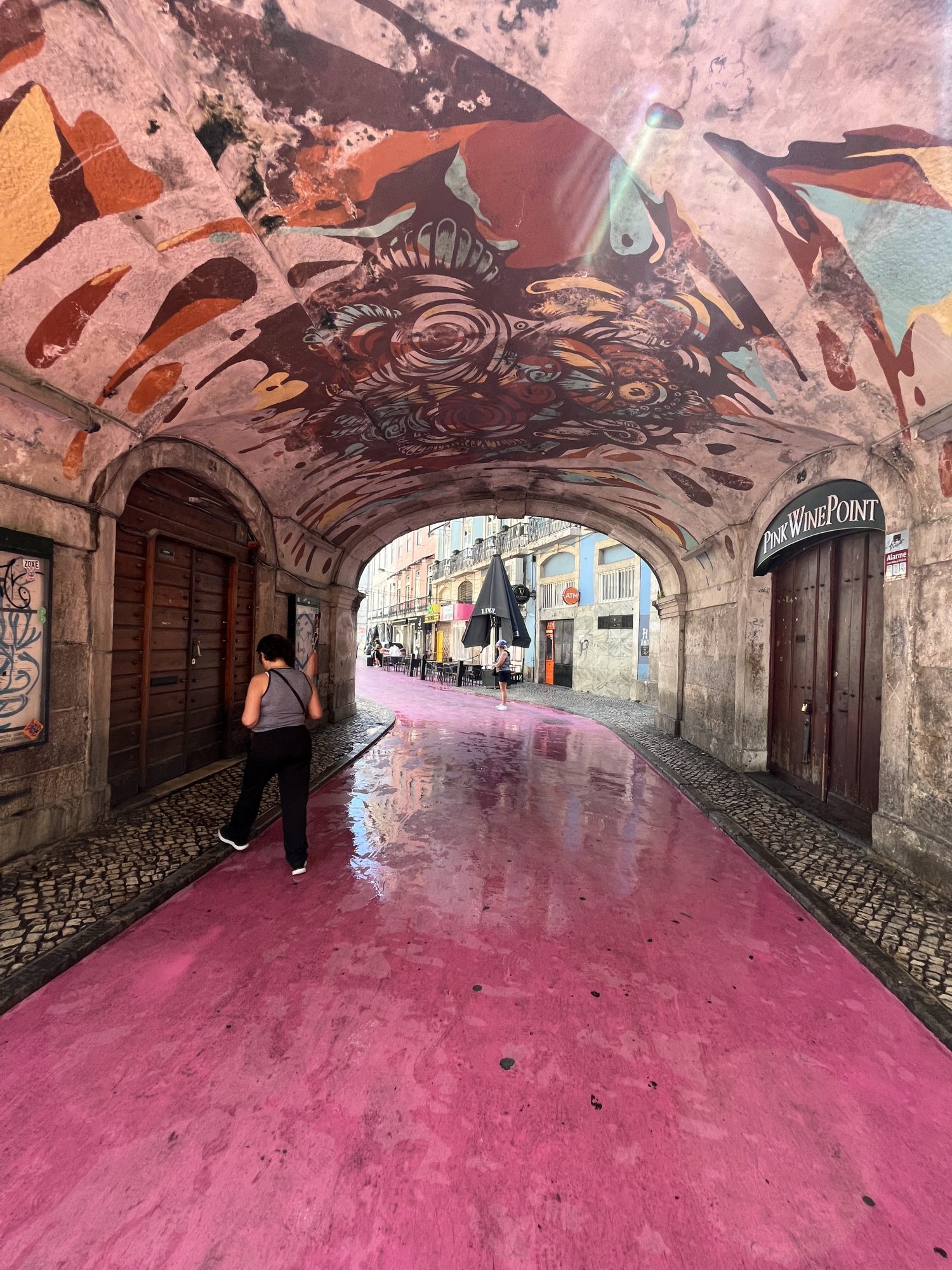 Voûte peinte de la Pink Street — Street art à Lisboa