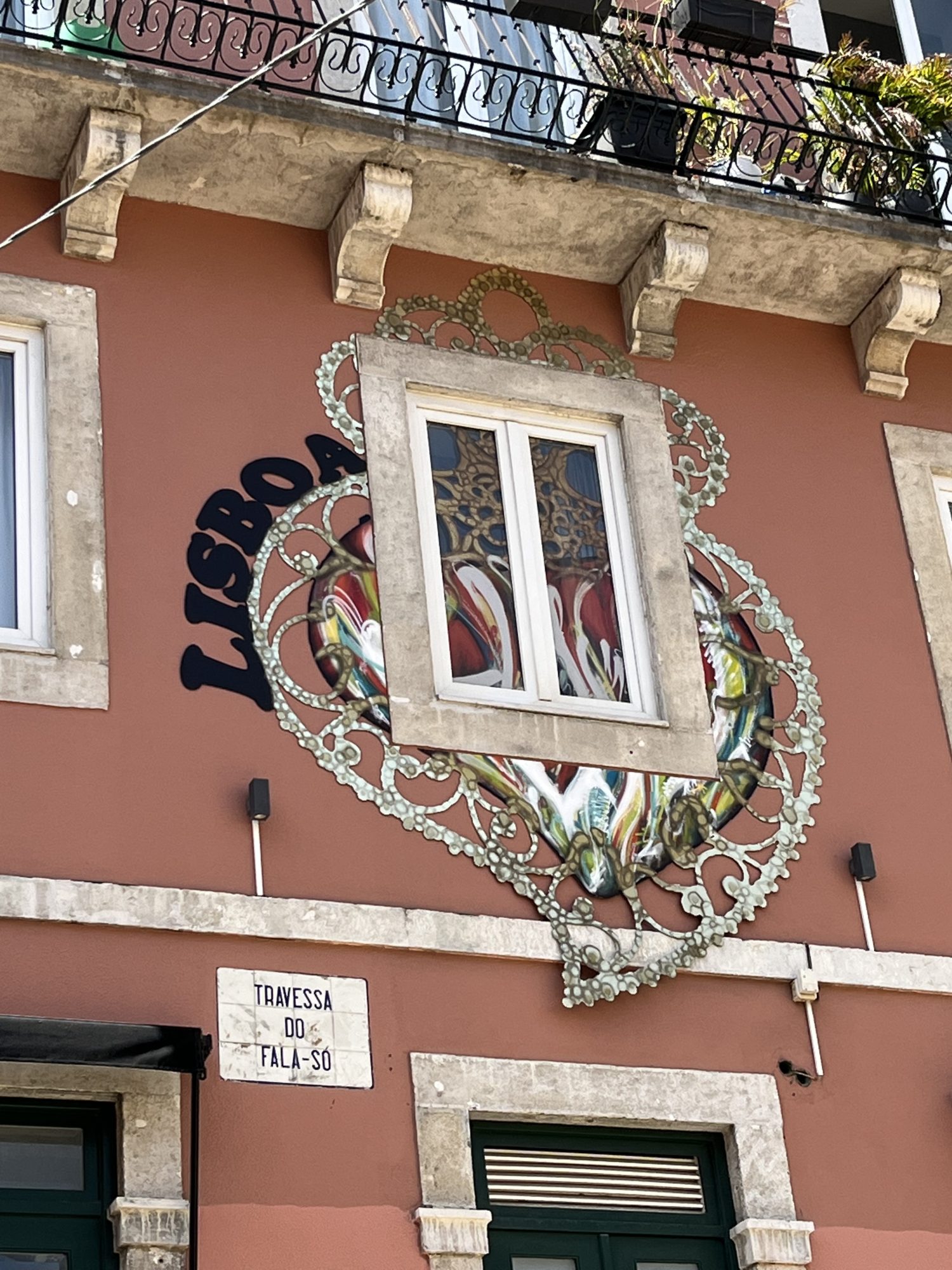 Cartouche blanc et LISBOA peints — Street art à Lisboa