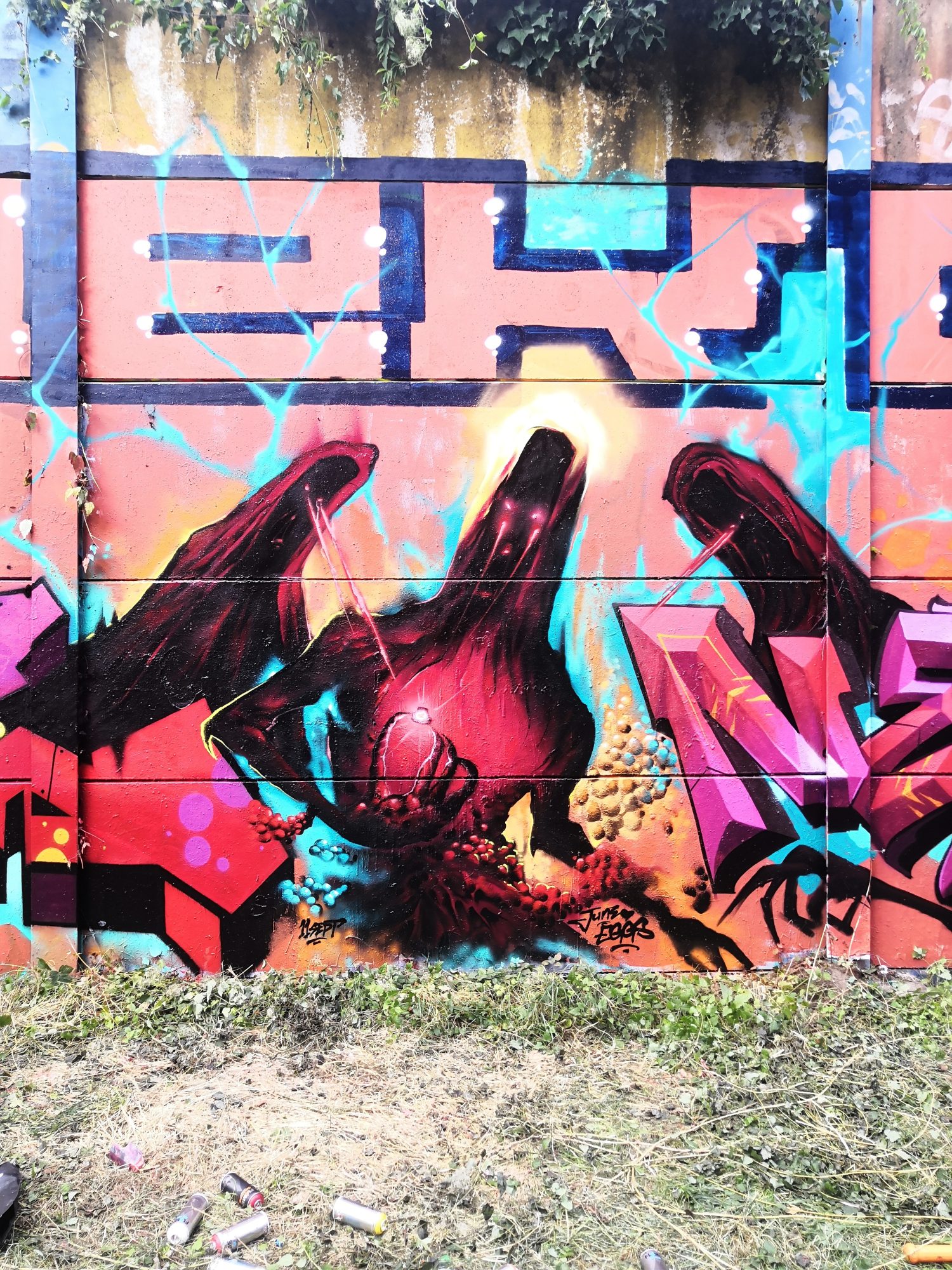 Créature amusante colorée — Street art de eggs à Cergy
