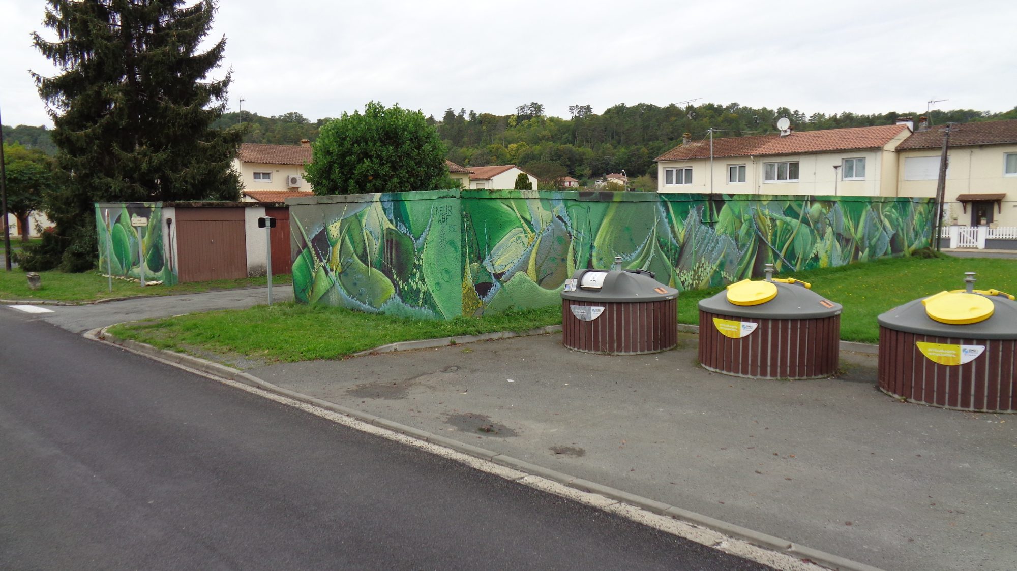 Giant Foliage Trompe-l'oeil — Street art in Trélissac