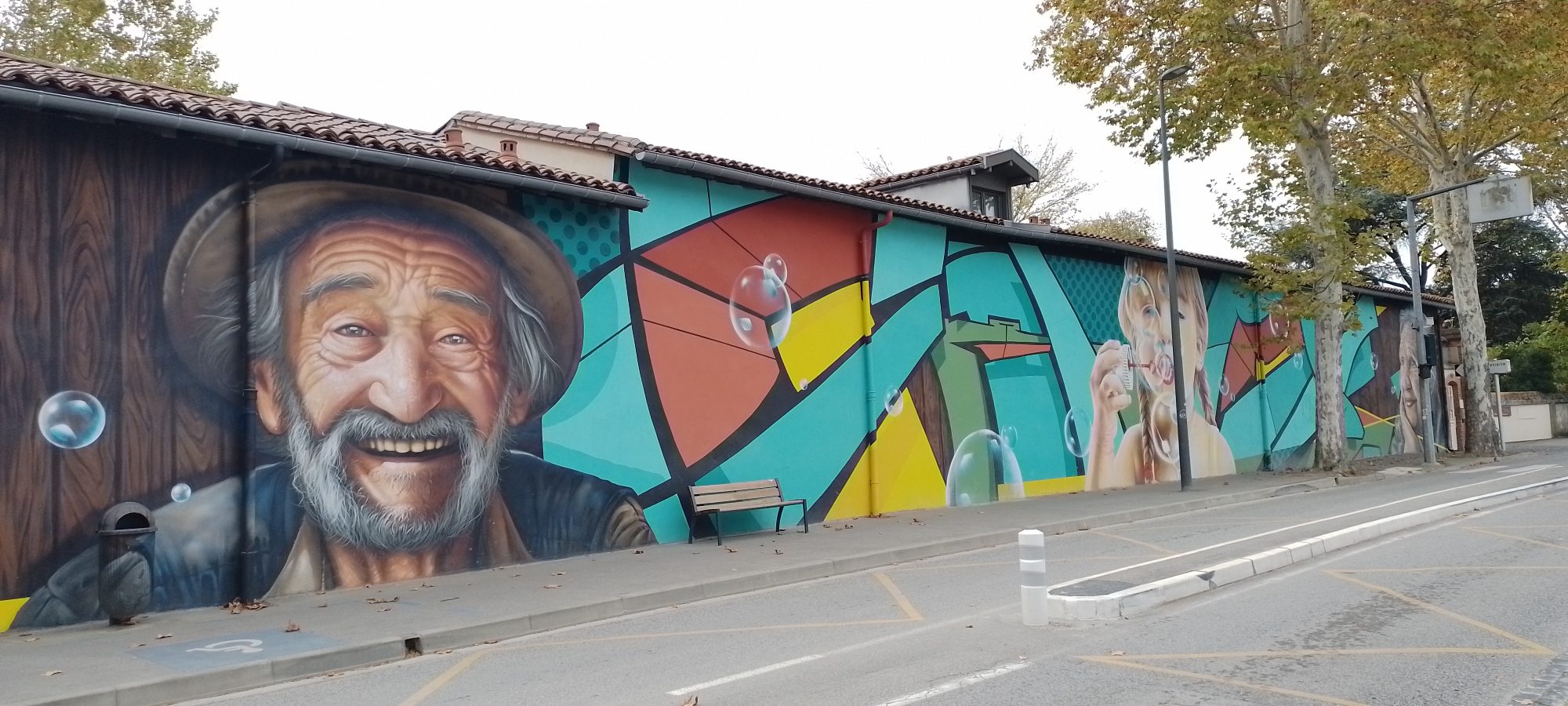Panoramic Mural of Smiling Old Man — Street art in Toulouse