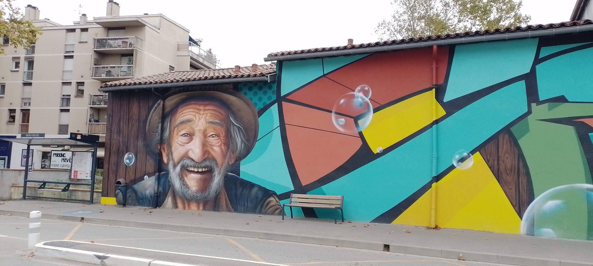 Panoramic Mural of Smiling Old Man — Street art in Toulouse