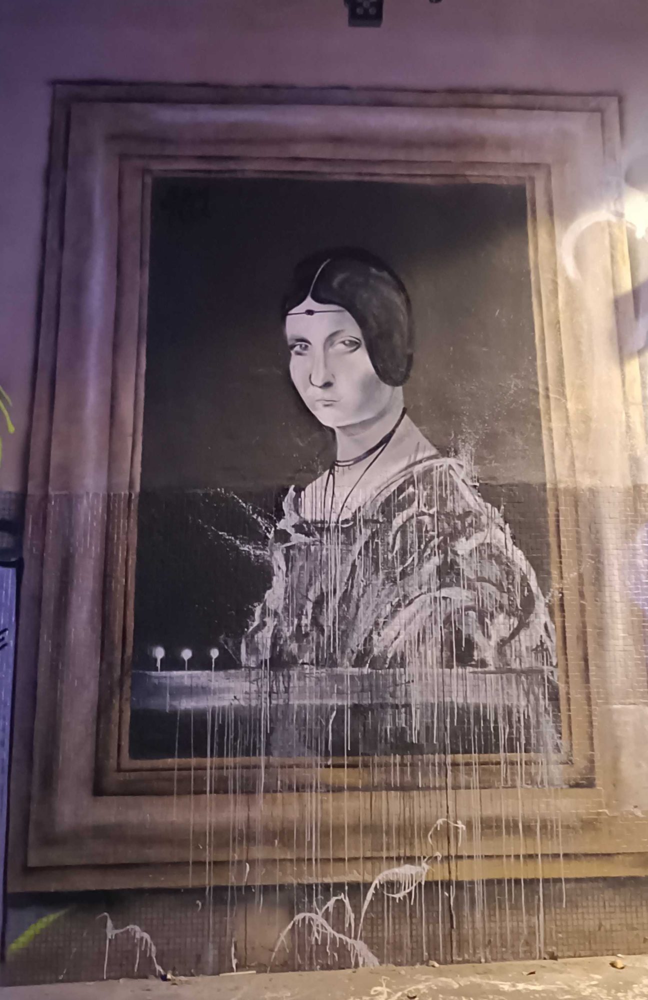 Dripping Renaissance Portrait Trompe-l'Oeil — Street art in Paris