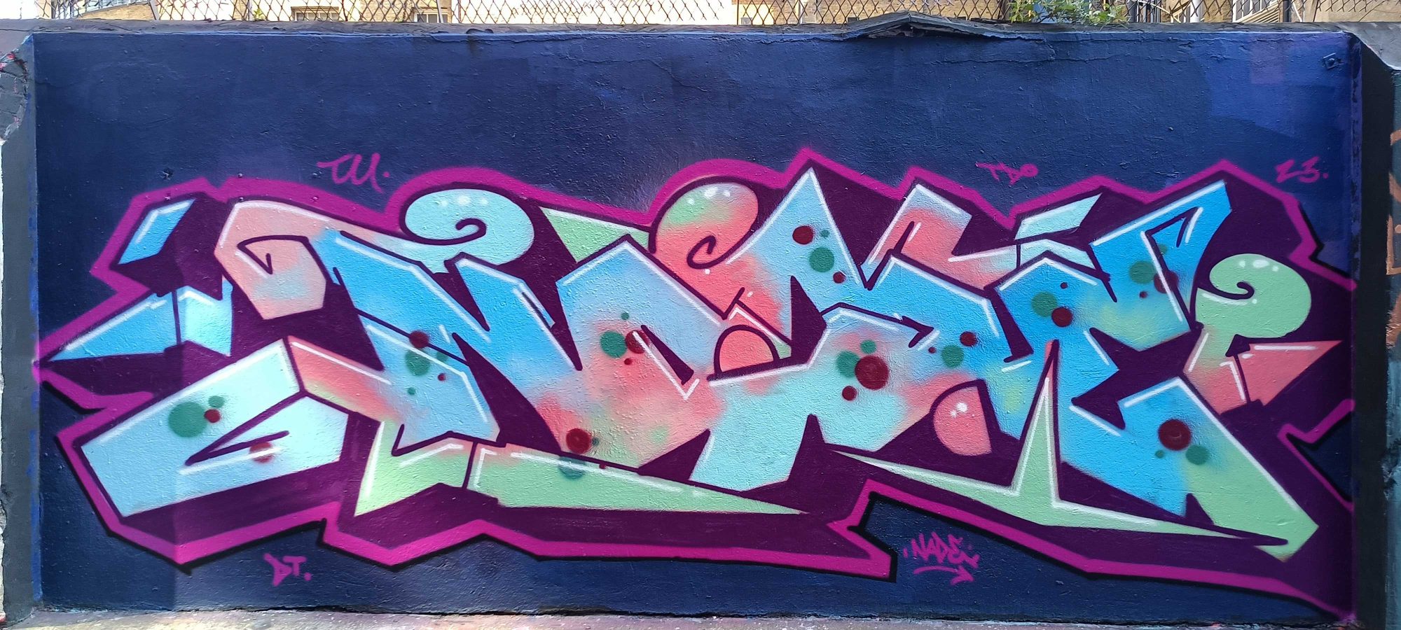 Wildstyle pastel sur mur bleu nuit — Street art à London