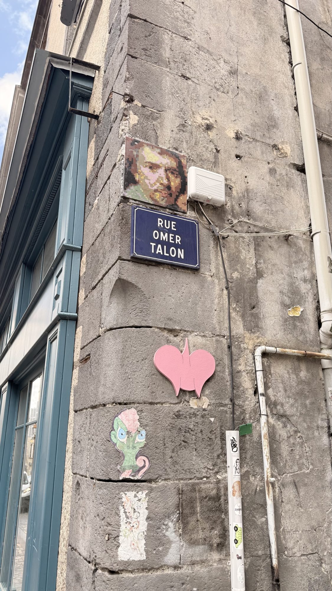 Le portrait en mosaïque et le cœur rose — Street art à Clermont-Ferrand