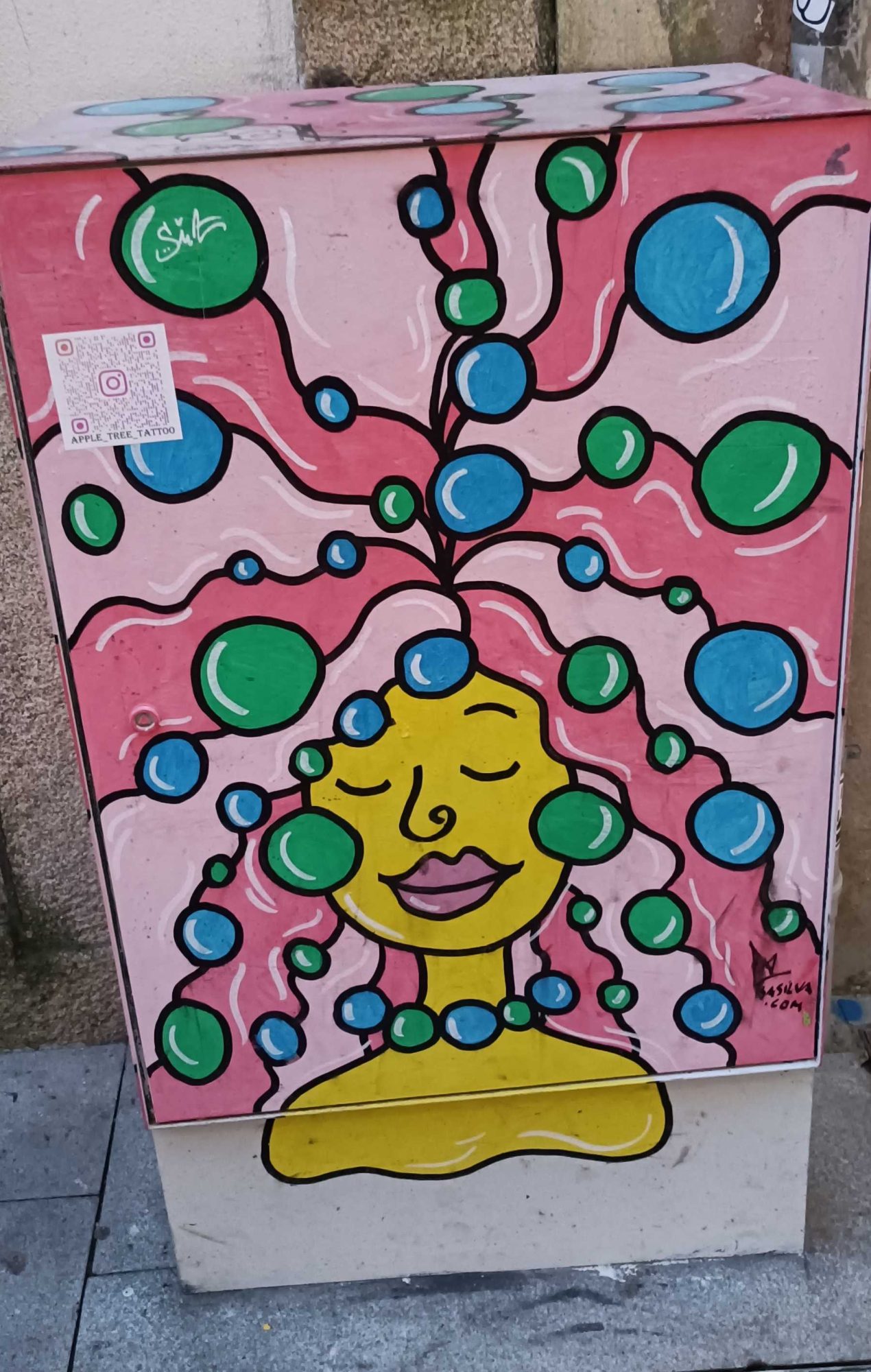 Visage aux bulles colorées — Street art à Porto