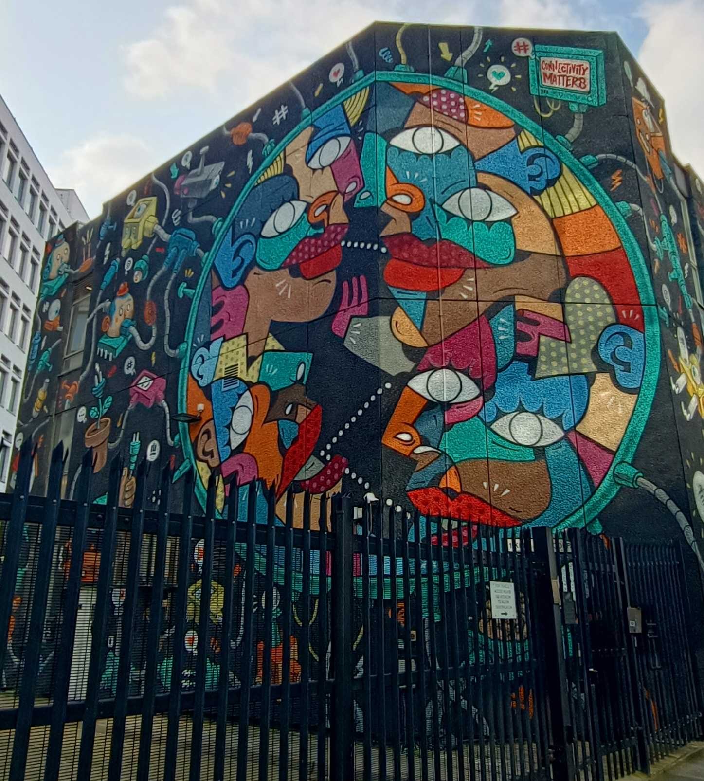 Couple cubiste connecté — Street art de Hunto, Mr Thoms à London