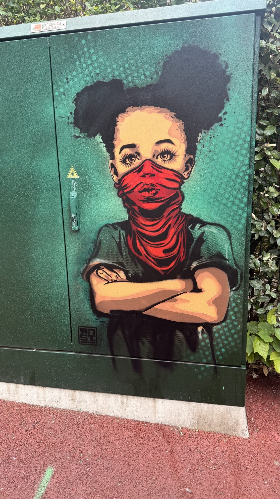 Jeune fille au masque rouge par RNST — Street art de RNST à Aix-les-Bains