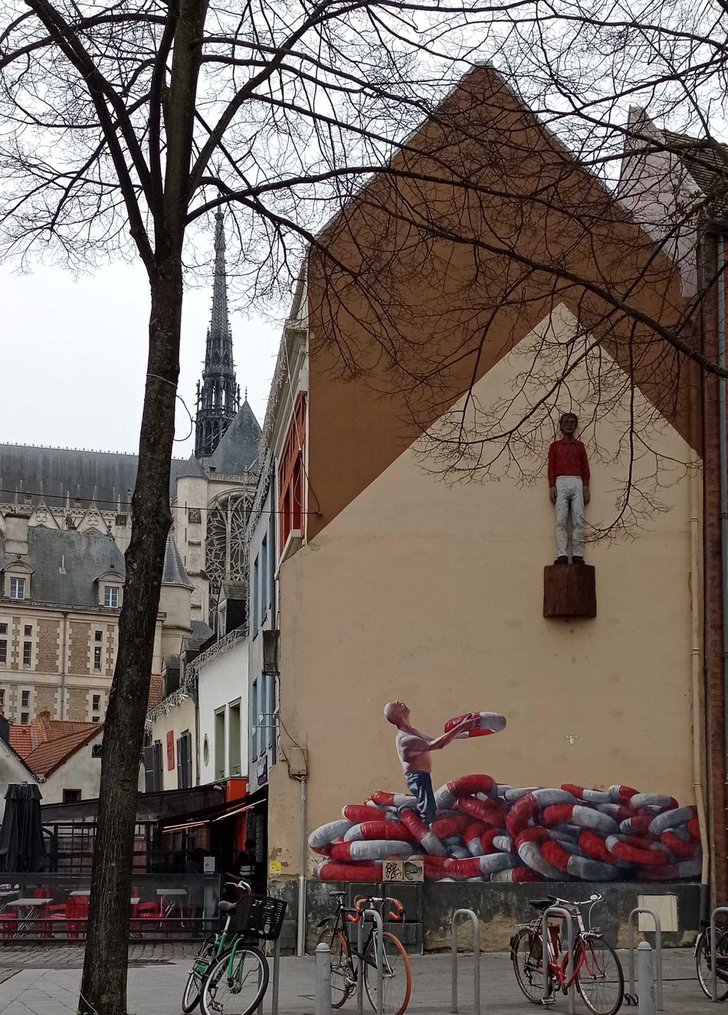The Man on the Suitcase and the Red Heap — Street art in Amiens