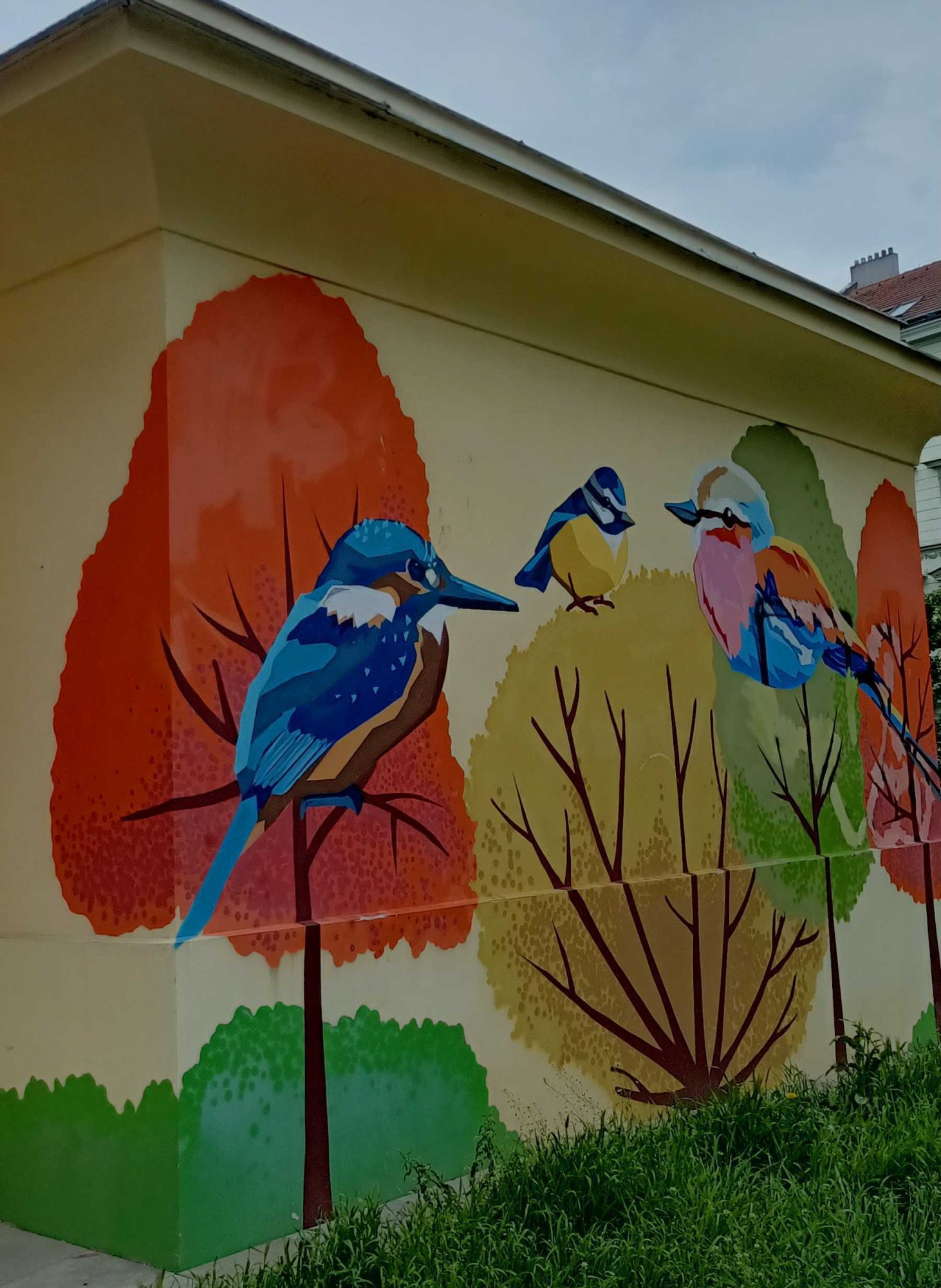 Oiseaux colorés parmi les arbres d'automne — Street art à Prague