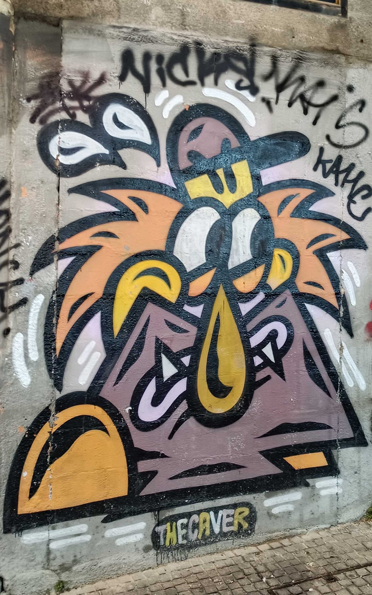 Créature multicolore dansante — Street art à Porto