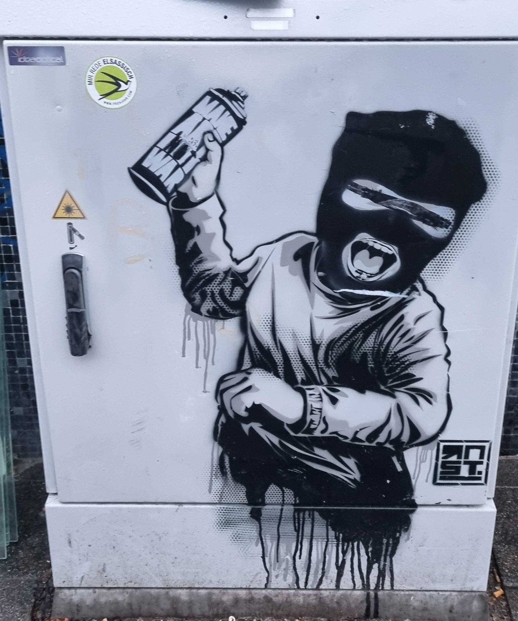 Graffteur à la cagoule — Street art de RNST à Strasbourg