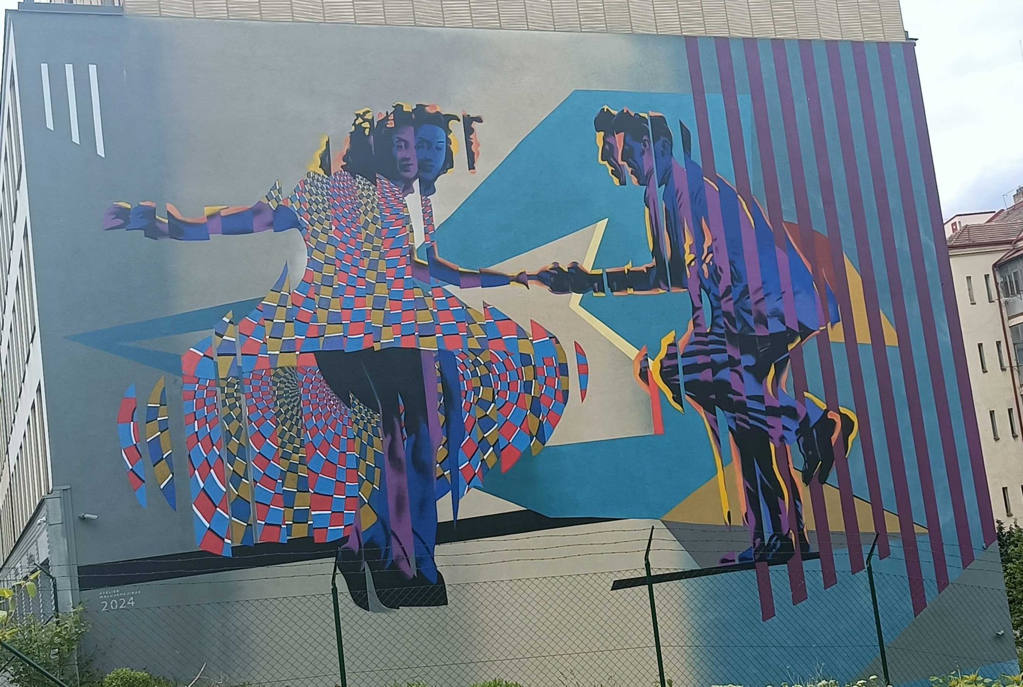 Duo de danseurs géométriques sur façade — Street art de Malujeme Jinak à Prague