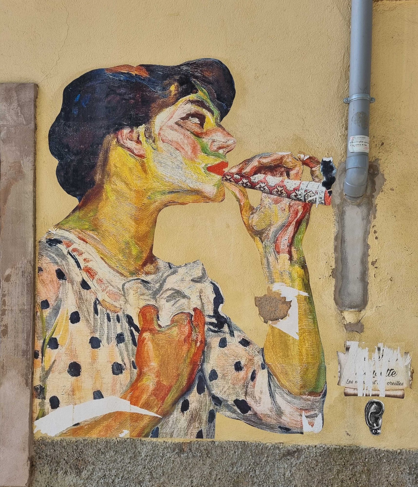Femme jaune dégustant — Street art à Strasbourg