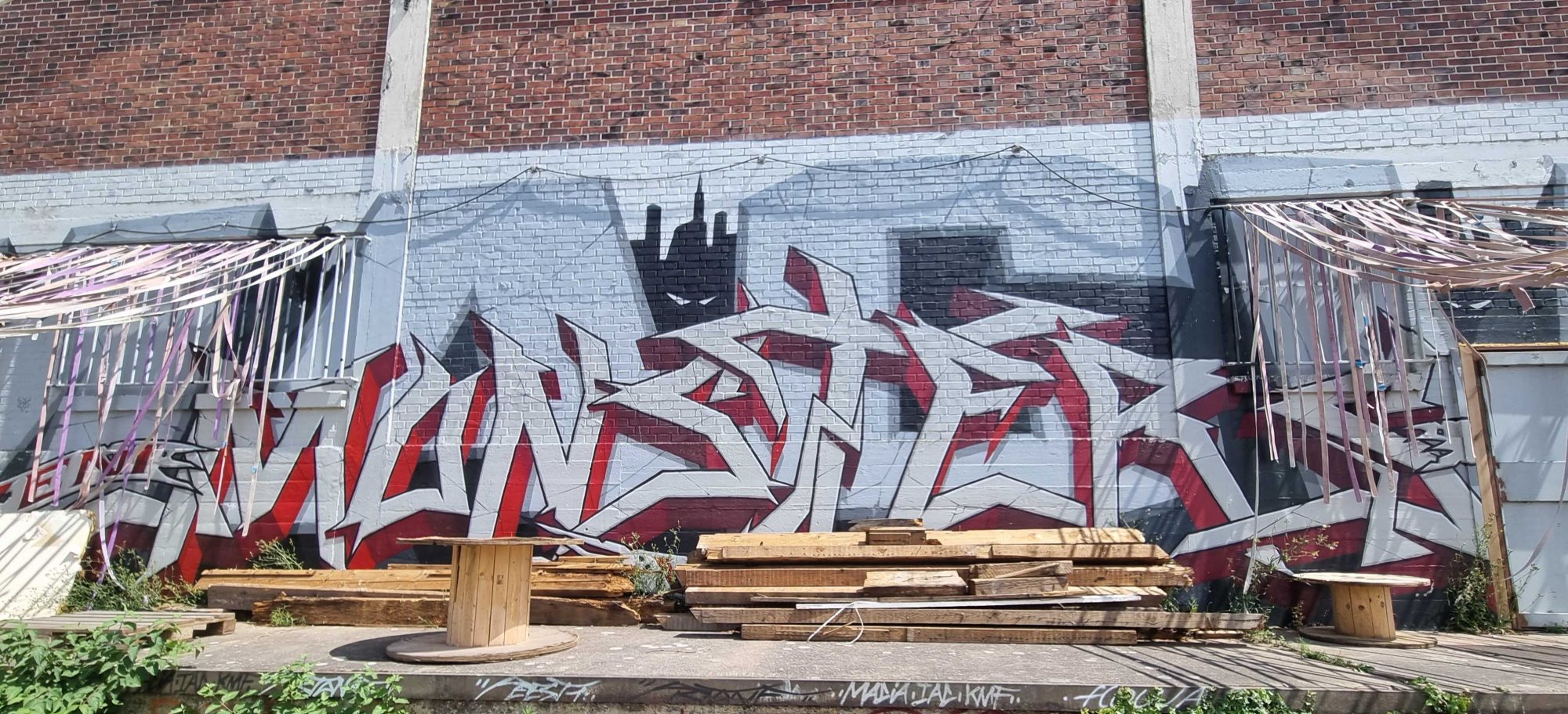 Graffiti wildstyle sur fond industriel — Street art à Strasbourg