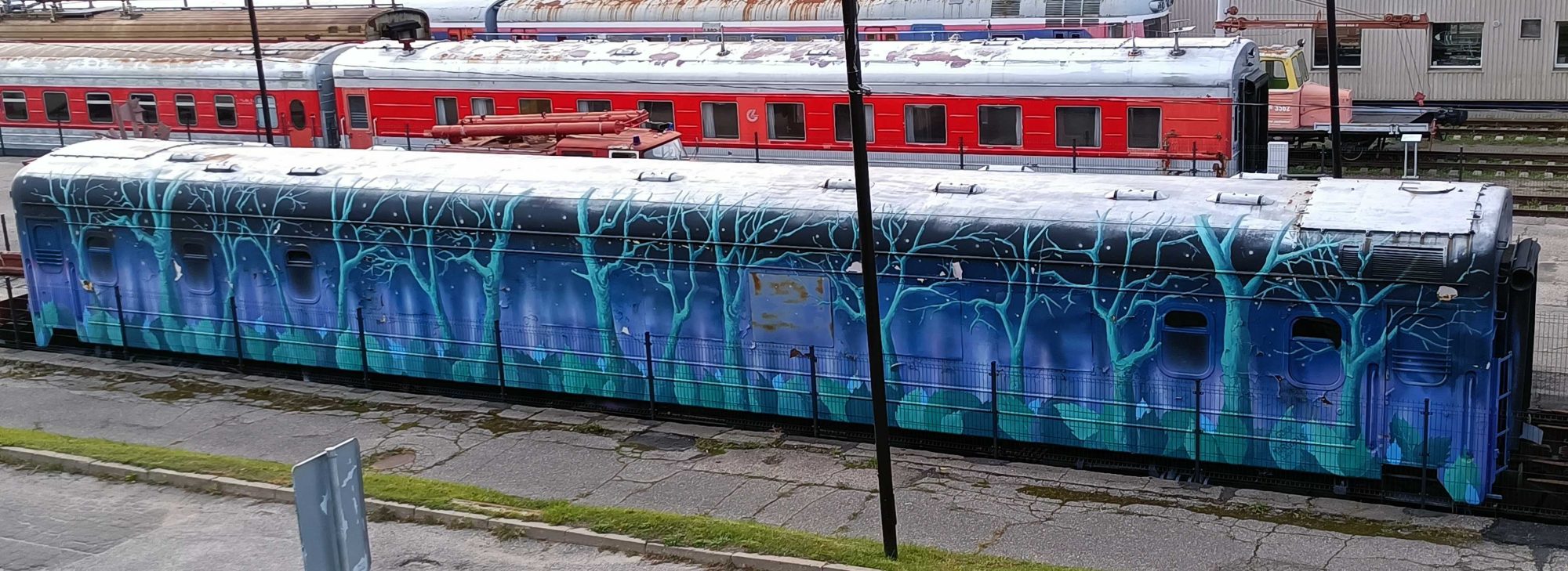 Wagon bleu aux motifs abstraits — Street art à Vilnius